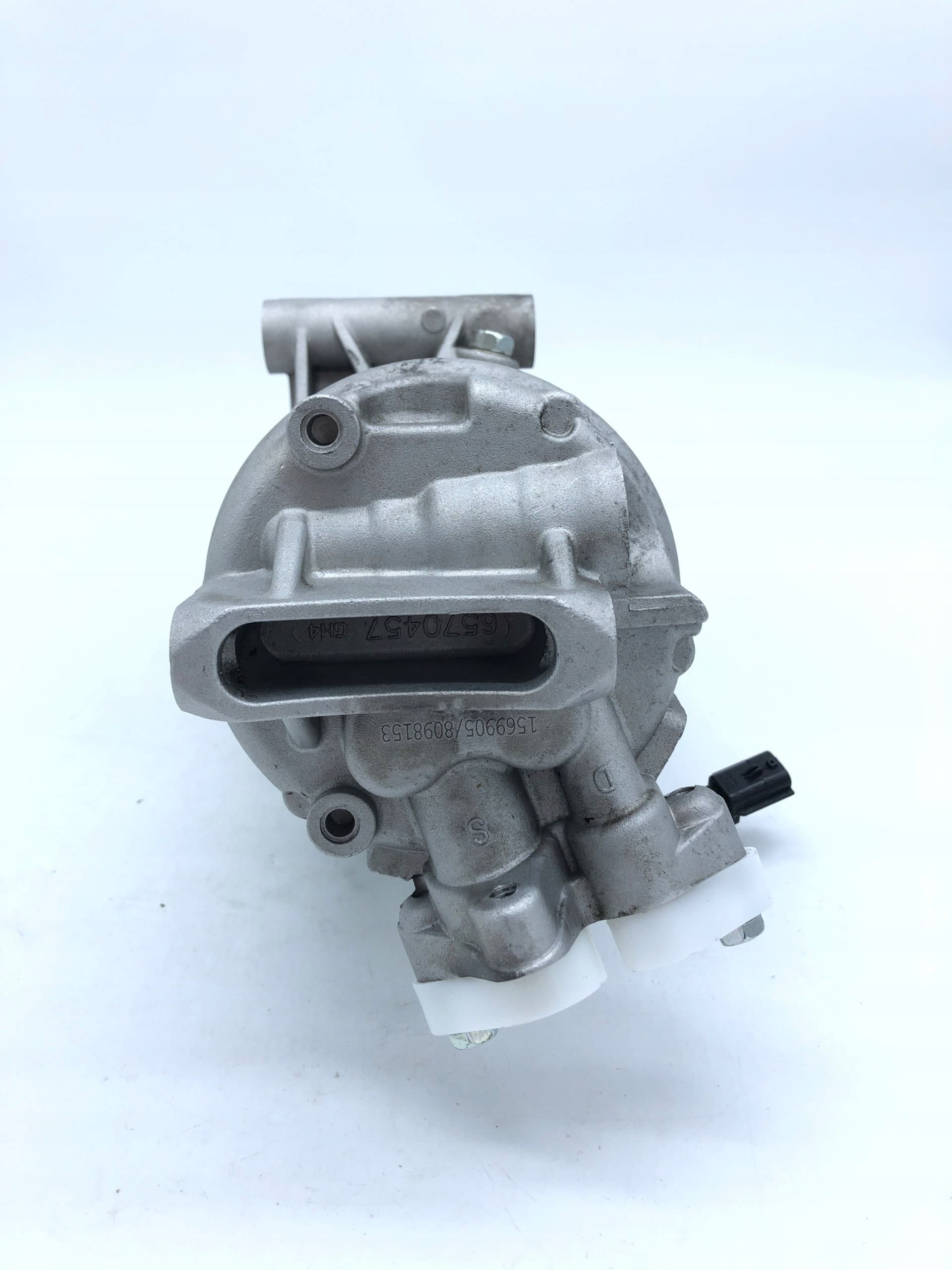 Compresor de aire acondicionado Valeo 813144 usado 6