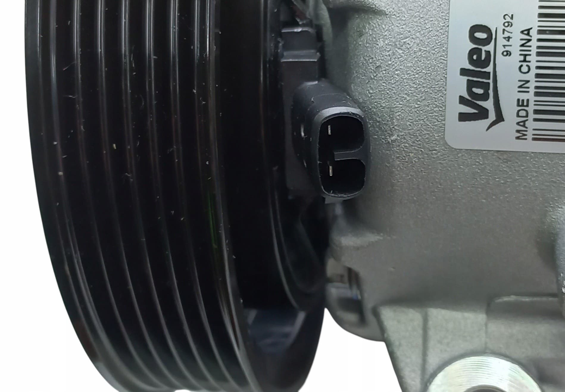 Compresor de aire acondicionado Valeo 690247 usado 6