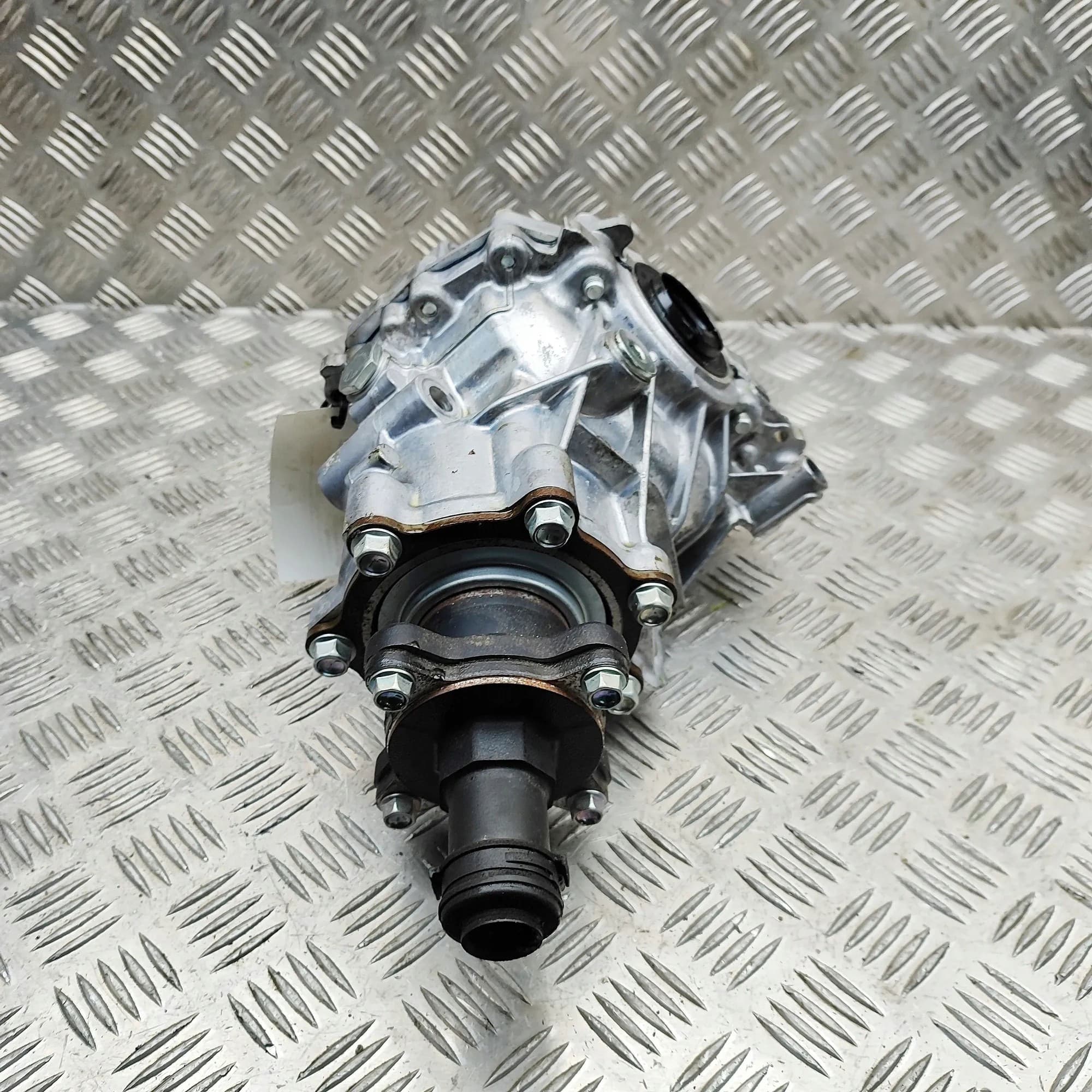 Reductor delantero Mazda Cx-80 (KL) TAA327100J 3.3L 187 kW 2025 usado 2