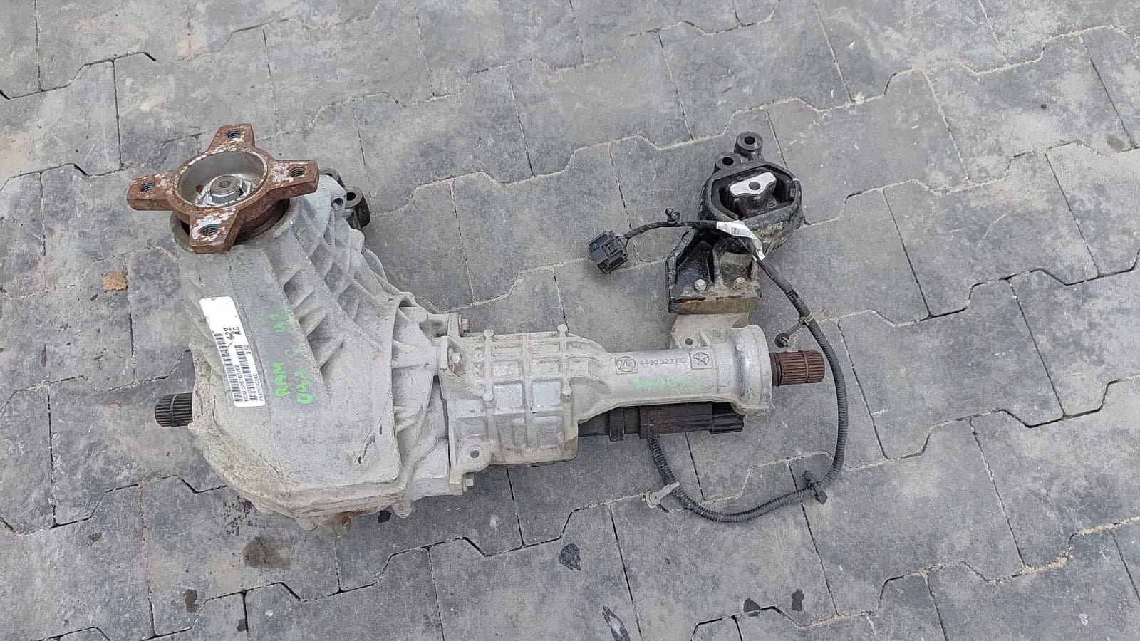 Dodge Ram IV 09- Reductor Puente Delantero 3.92 P68257422AC usado 3
