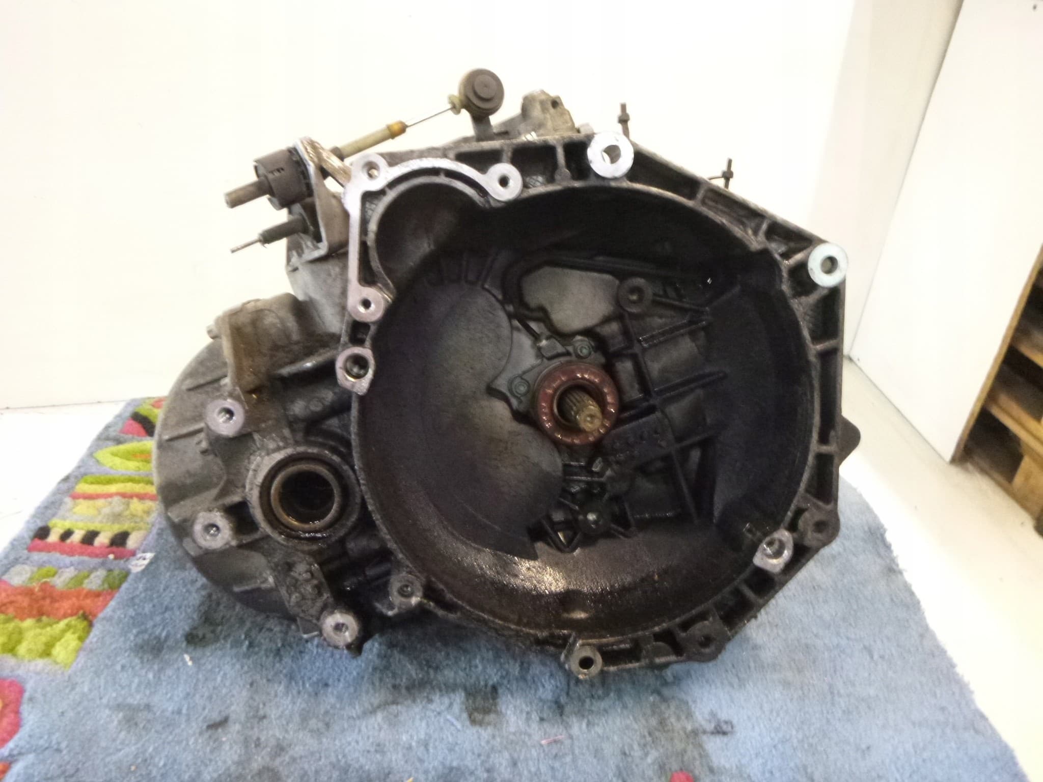 Caja de cambios Opel Astra H 1.9D 6 velocidades 2005 usado 4
