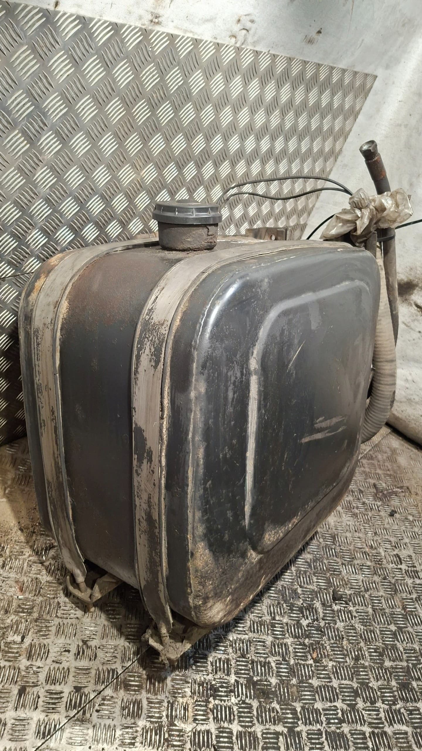 Depósito hidráulico para camión usado 2