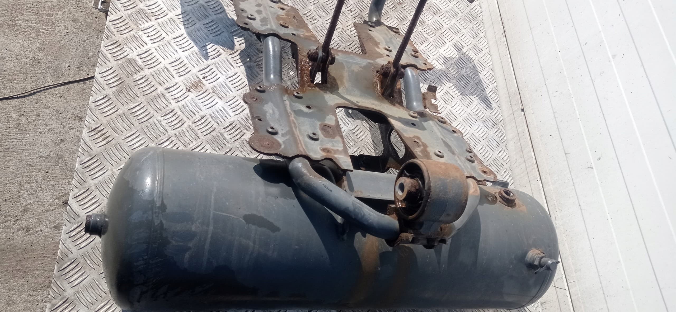 Base de batería y depósito de aire Daf XF 106 Euro 6 1901818 usado 2