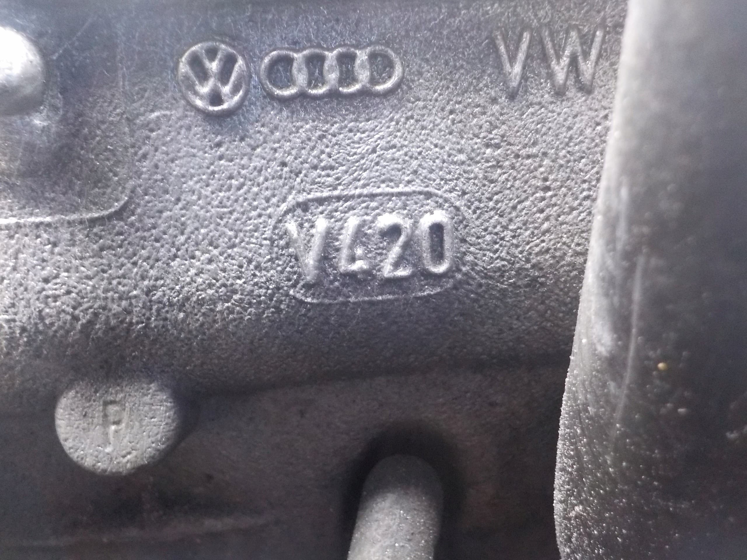 Accesorios de soporte del motor 1.9 TDI Audi A4 B5 038103373R usado 5