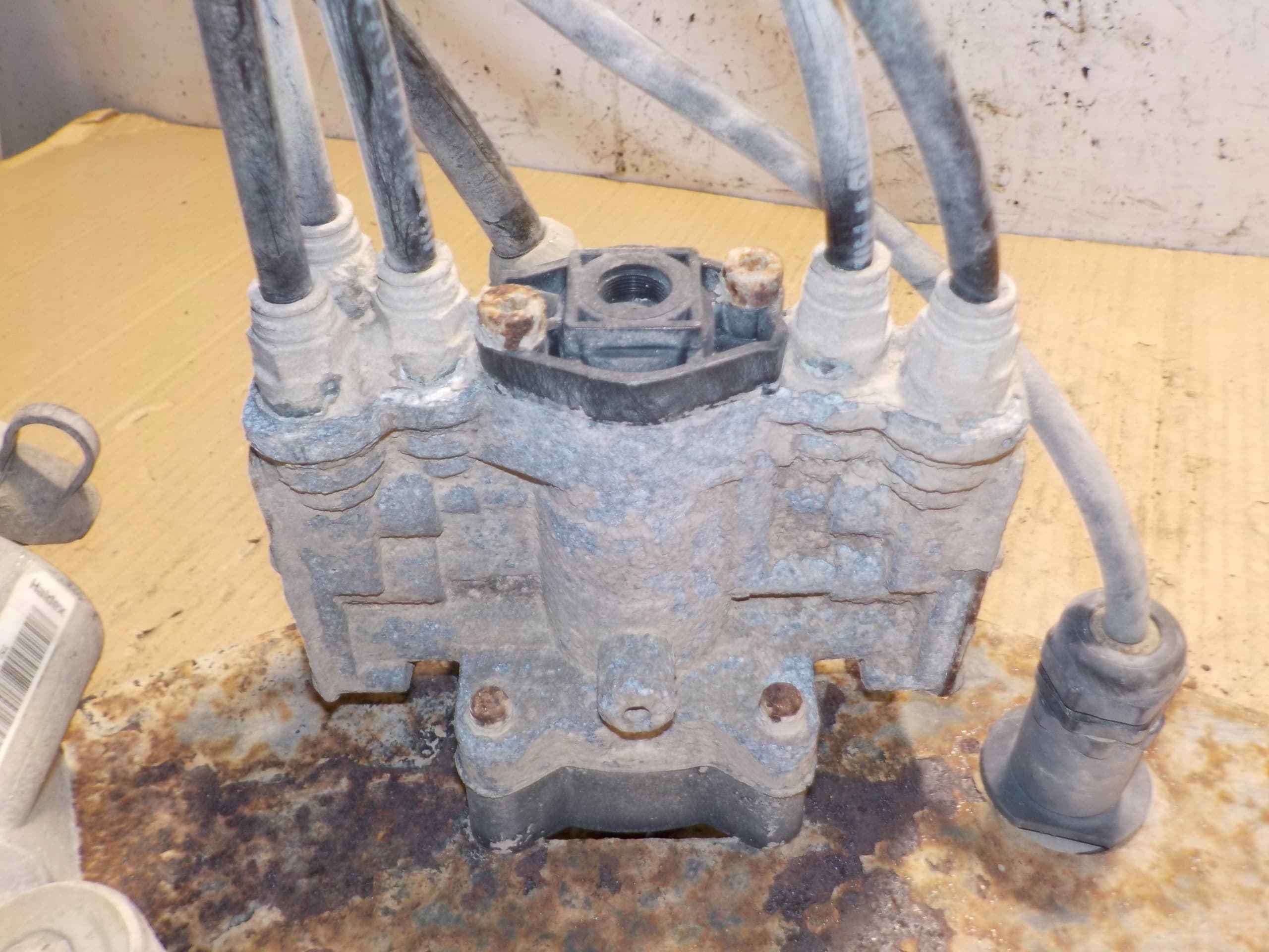 Válvula Neumática Haldex 011171411 usado 5