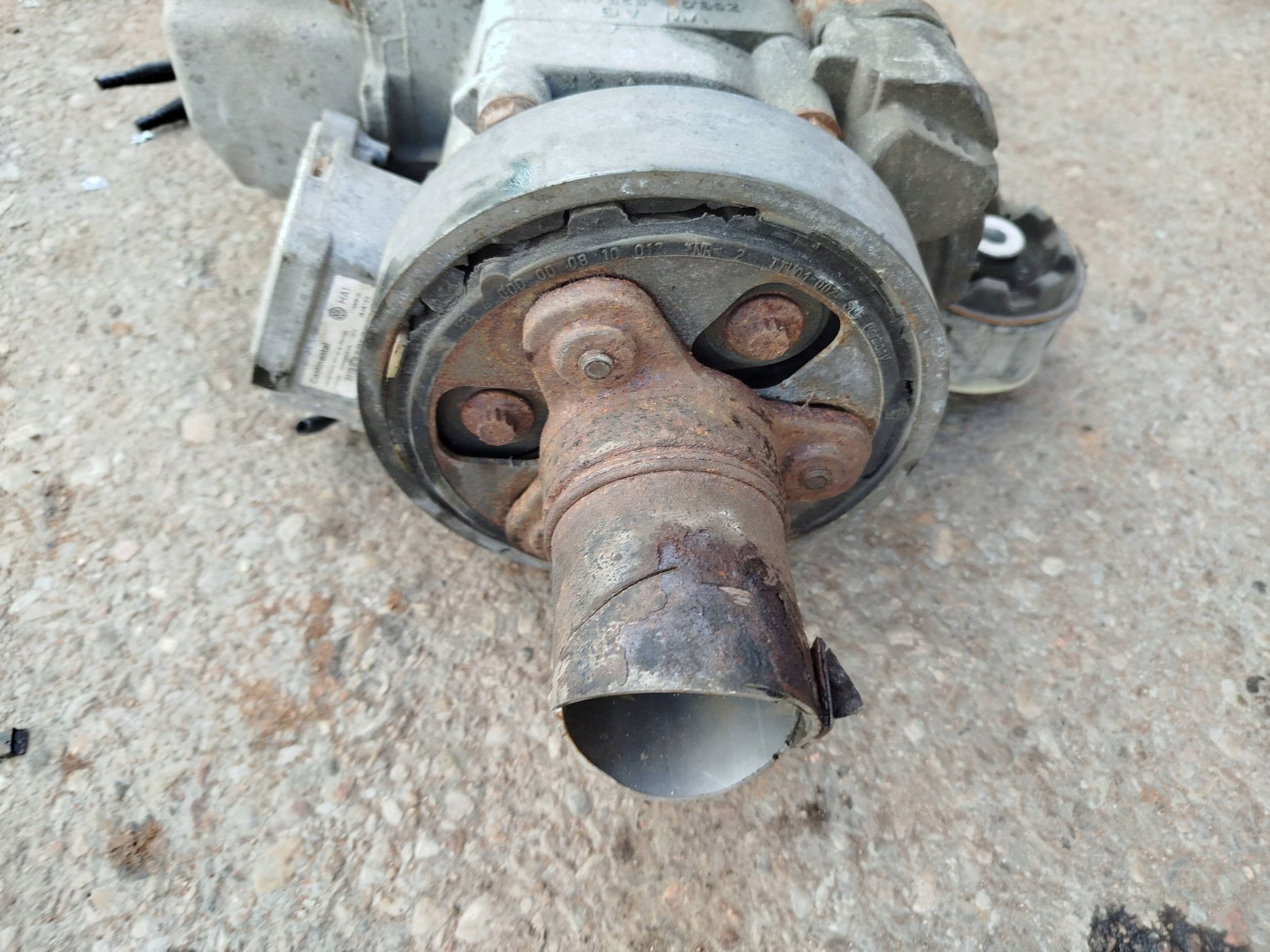 Diferencial trasero Volkswagen Passat B7 ZSB0525010 usado 4