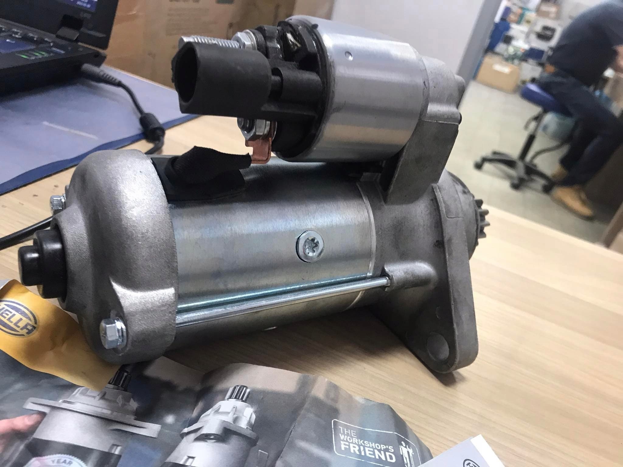 Motor de arranque Hella 8EA 011 611-641 nuevo 8
