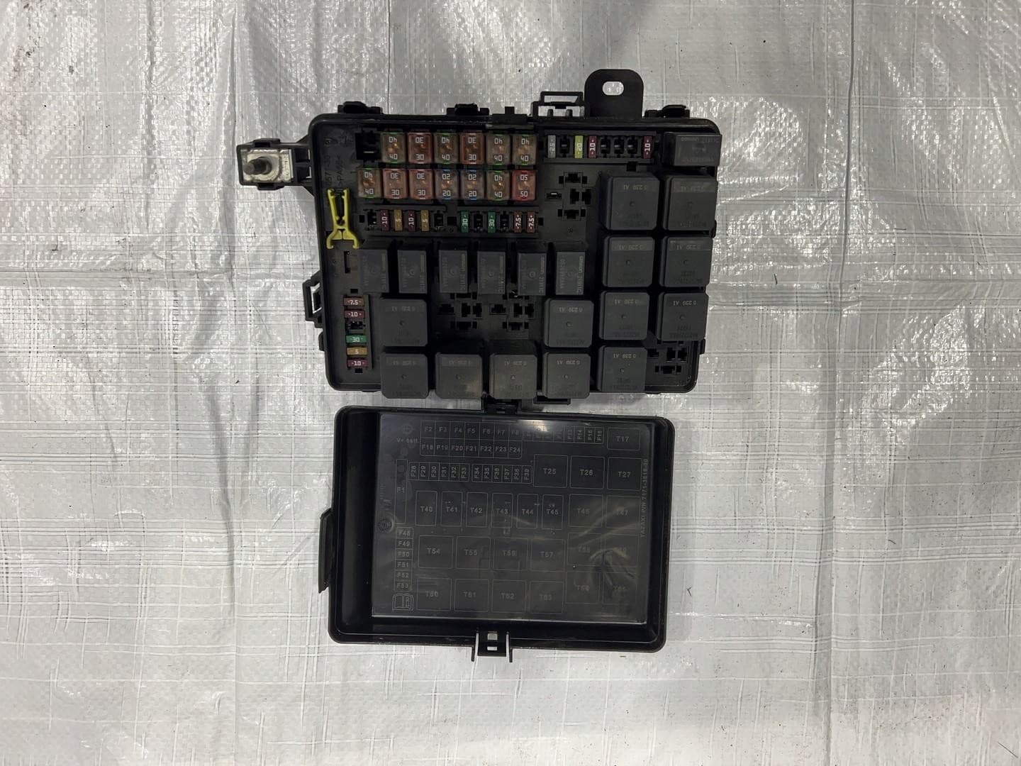 Caja de Fusibles Maserati Levante 670033325 usado 4