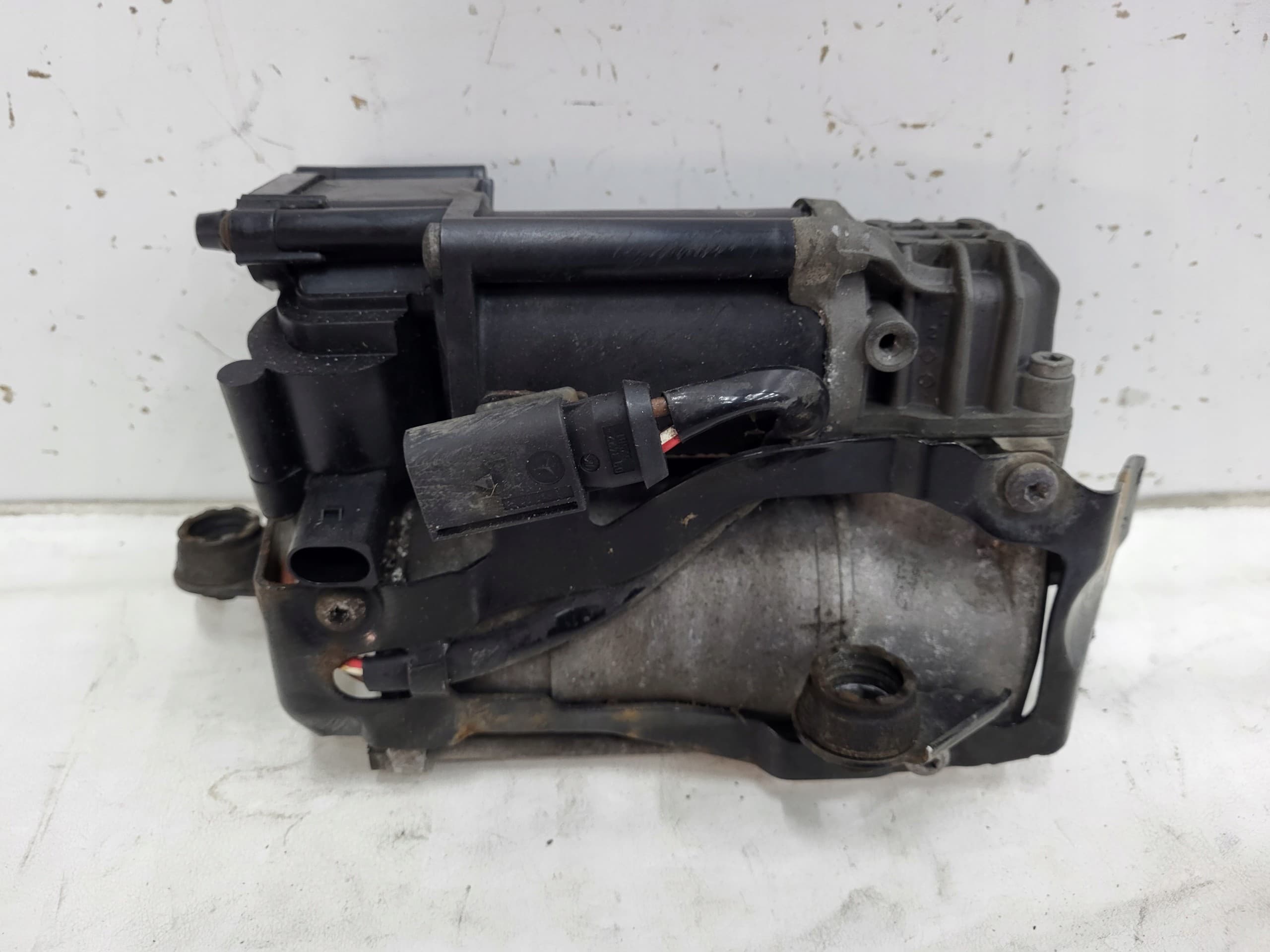 Compresor de suspensión Mercedes W205 W213 W253 A2053200104 usado 3
