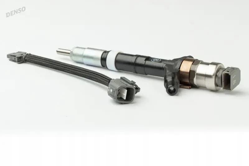 Inyector DCRI100740 Denso nuevo 3