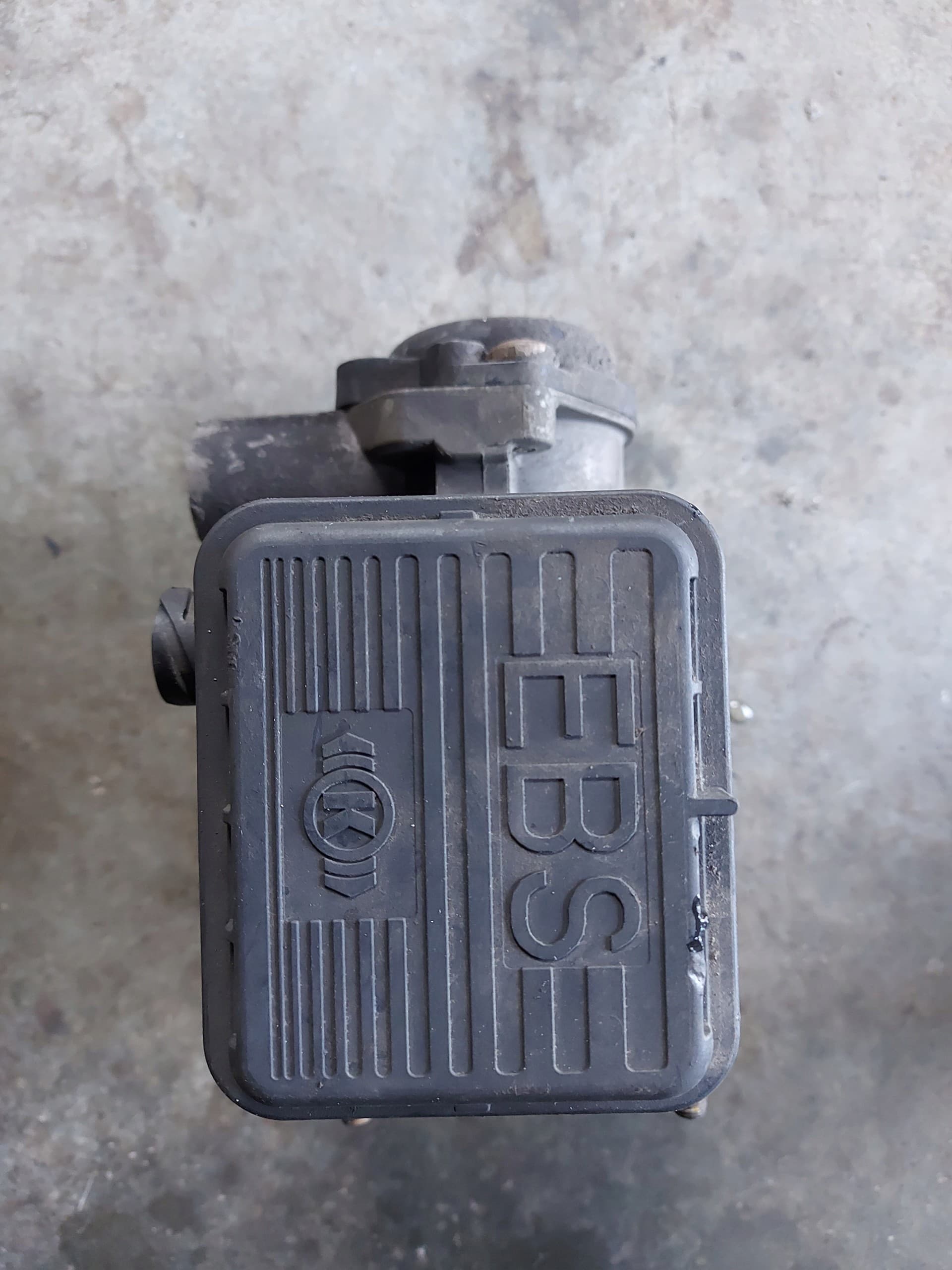 Válvula de control Man OE 81523016213 para camión nuevo 3