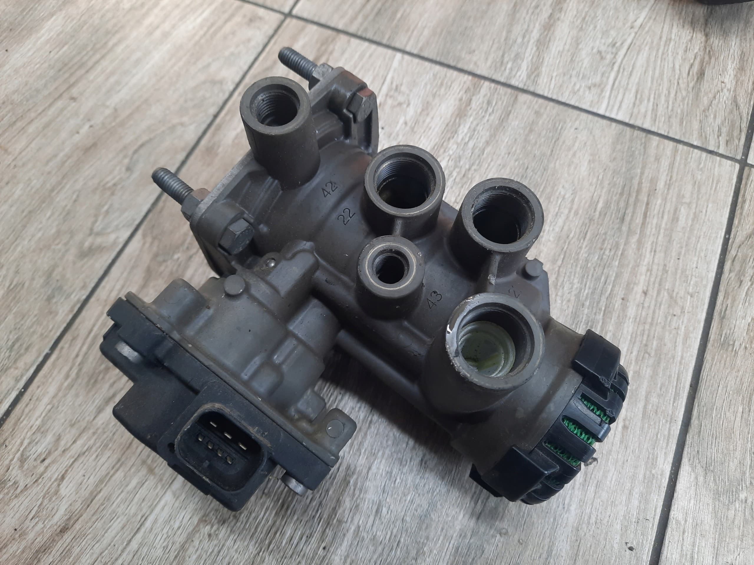 Válvula Ebs para Semirremolque Renault Range Midlum D Wide usado 2