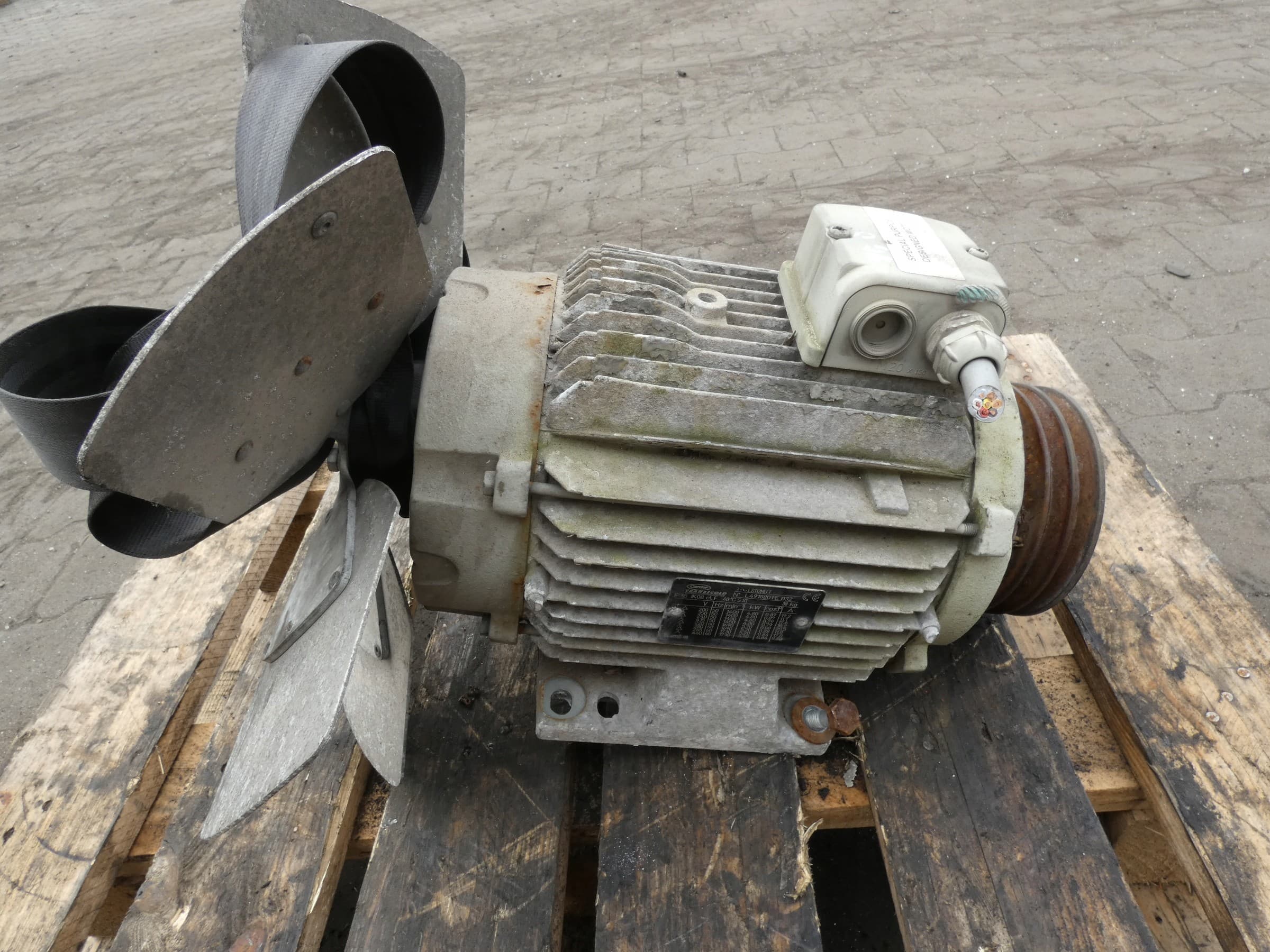 Motor Eléctrico Carrier LS112MUT 54-60000-03 5.70 KW usado