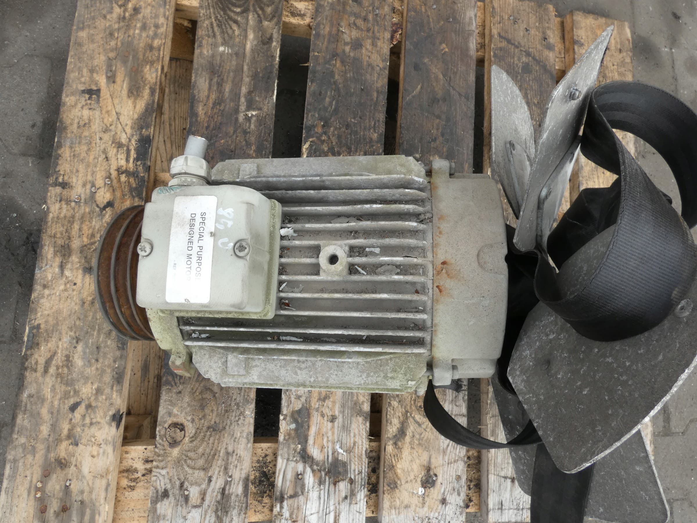 Motor Eléctrico Carrier LS112MUT 54-60000-03 5.70 KW usado 3
