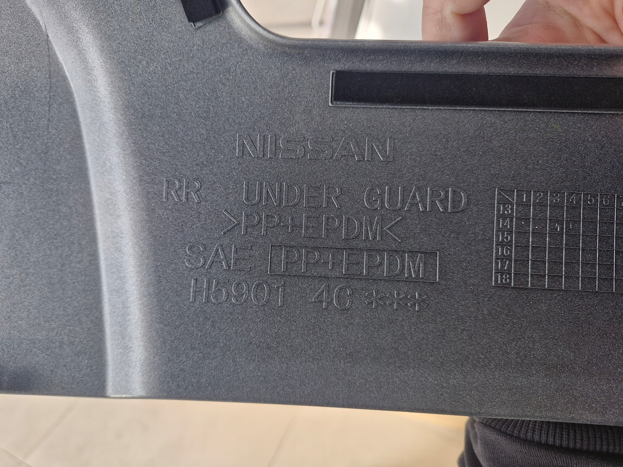 Inserto Original de Parachoques Trasero Nissan H59014CE10 nuevo 2