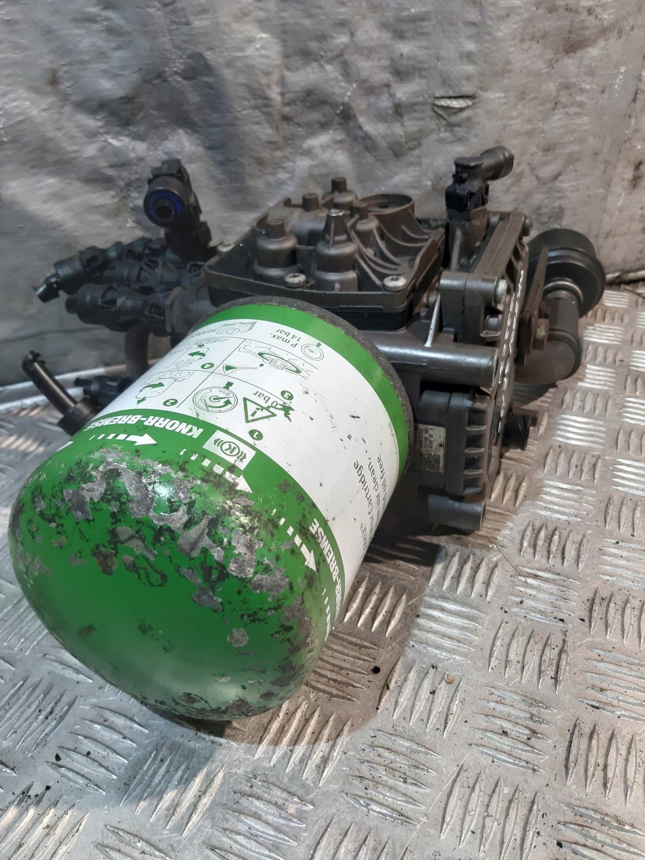 Unidad de Preparación de Aire Knorr-Bremse K020741X00 usado 6