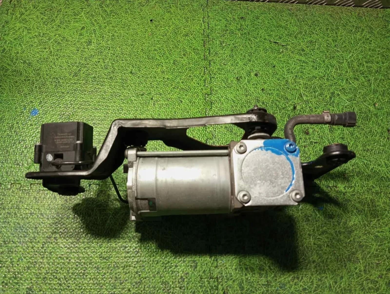 Compresor de suspensión BMW X5 (E70) 4.4L gasolina 408kW 2012 usado 9