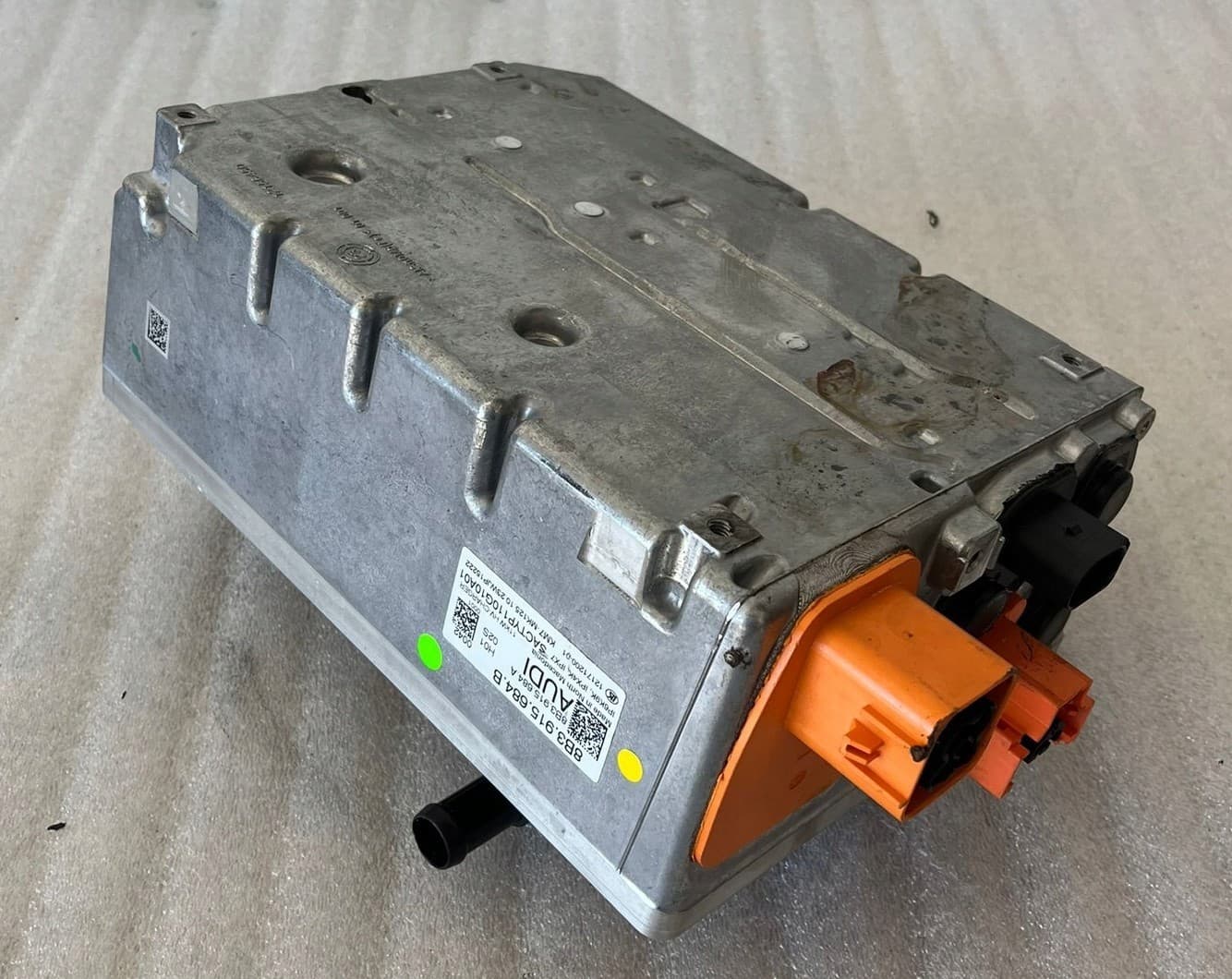Cargador de batería Audi 8B3915684B usado 2