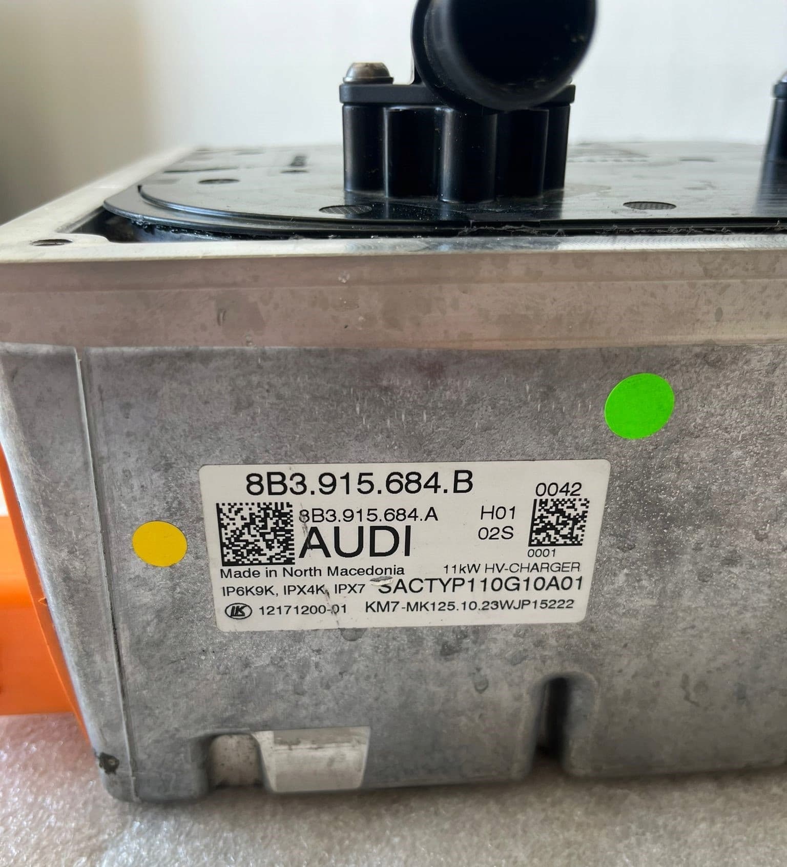 Cargador de batería Audi 8B3915684B usado 4