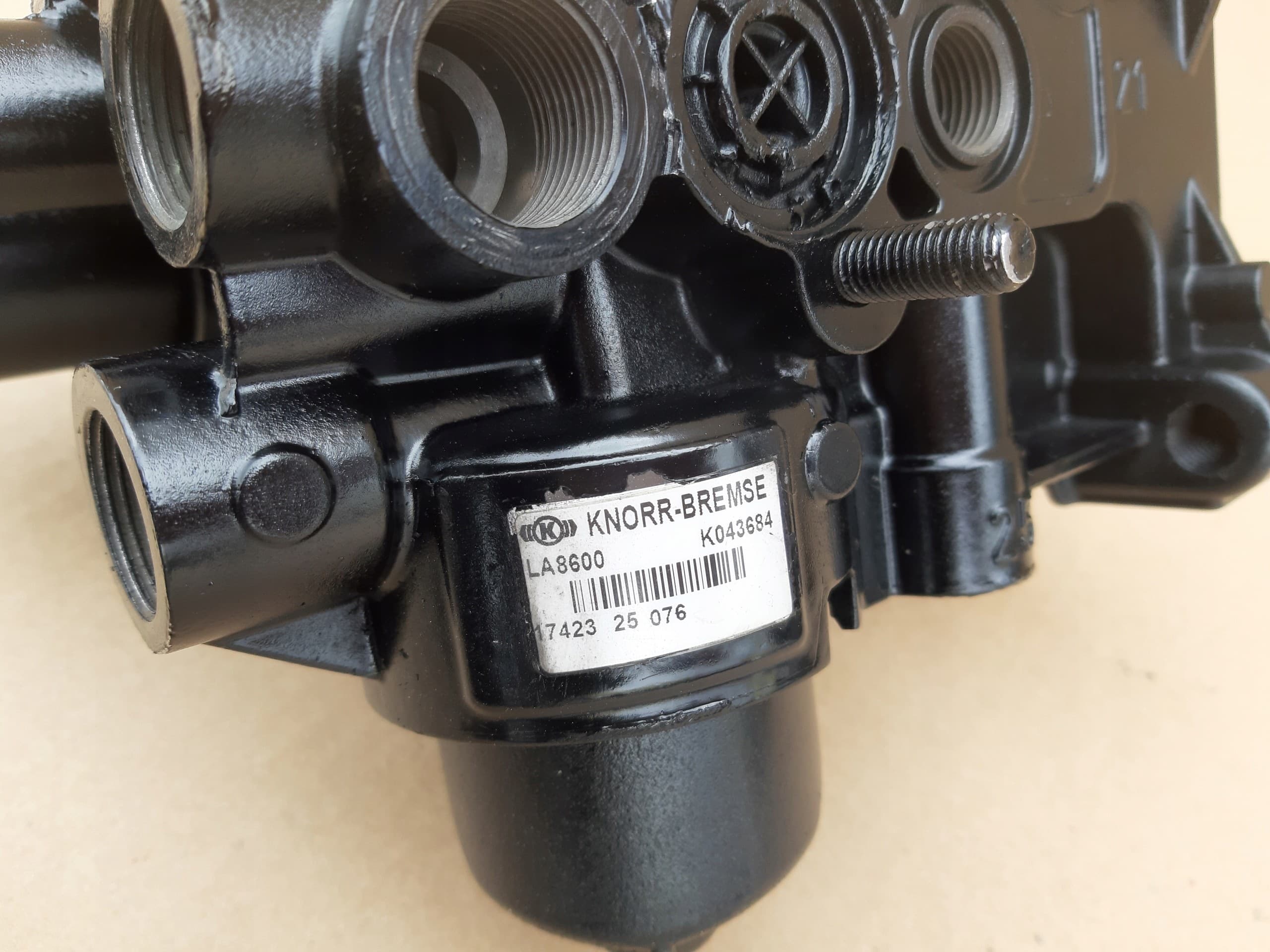 Válvula Secadora Iveco Stralis LA8600 K043684 Knorr nuevo 8