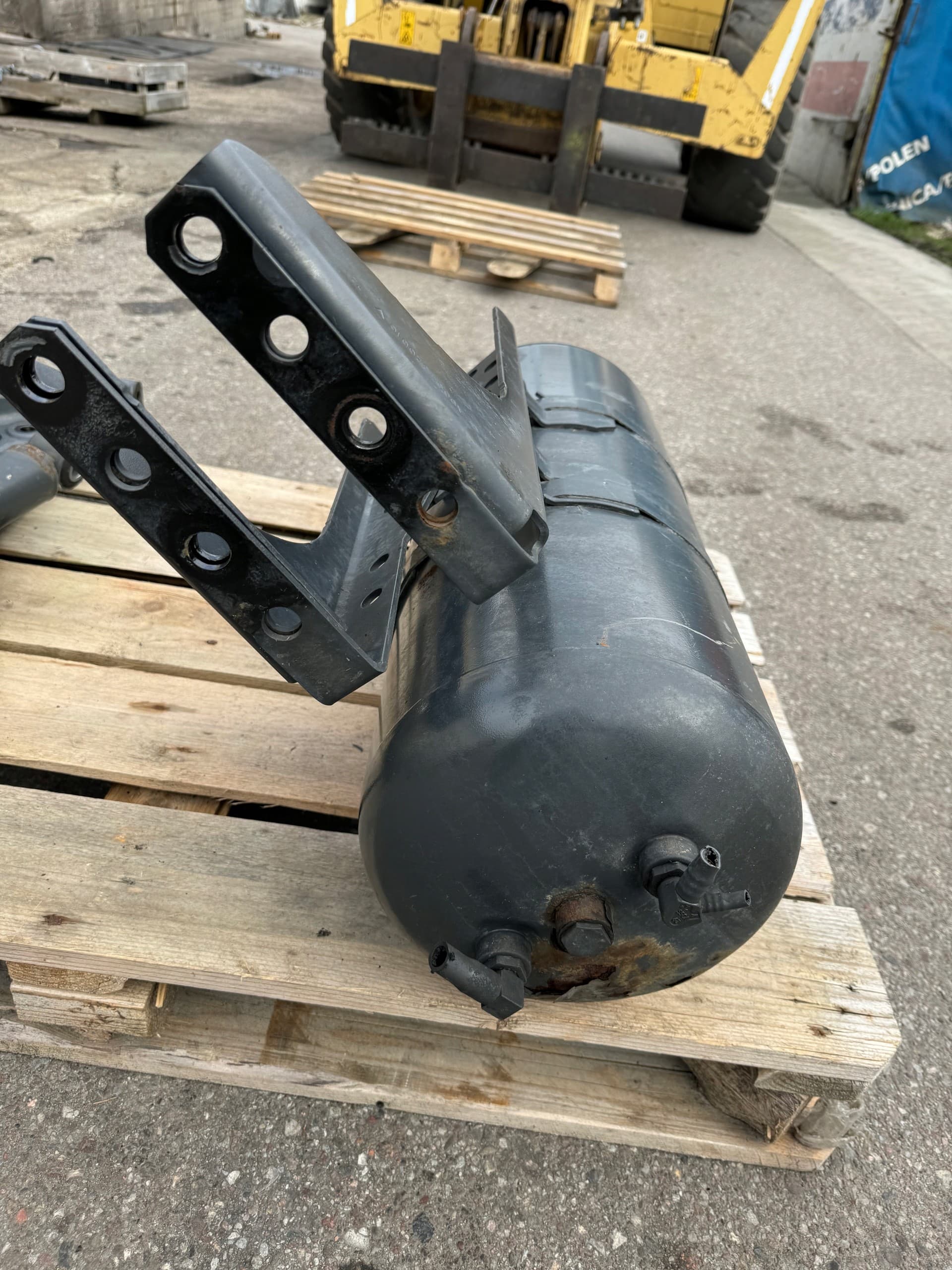 Cilindro de aire para tanque Mercedes Actros MP 4 usado 4