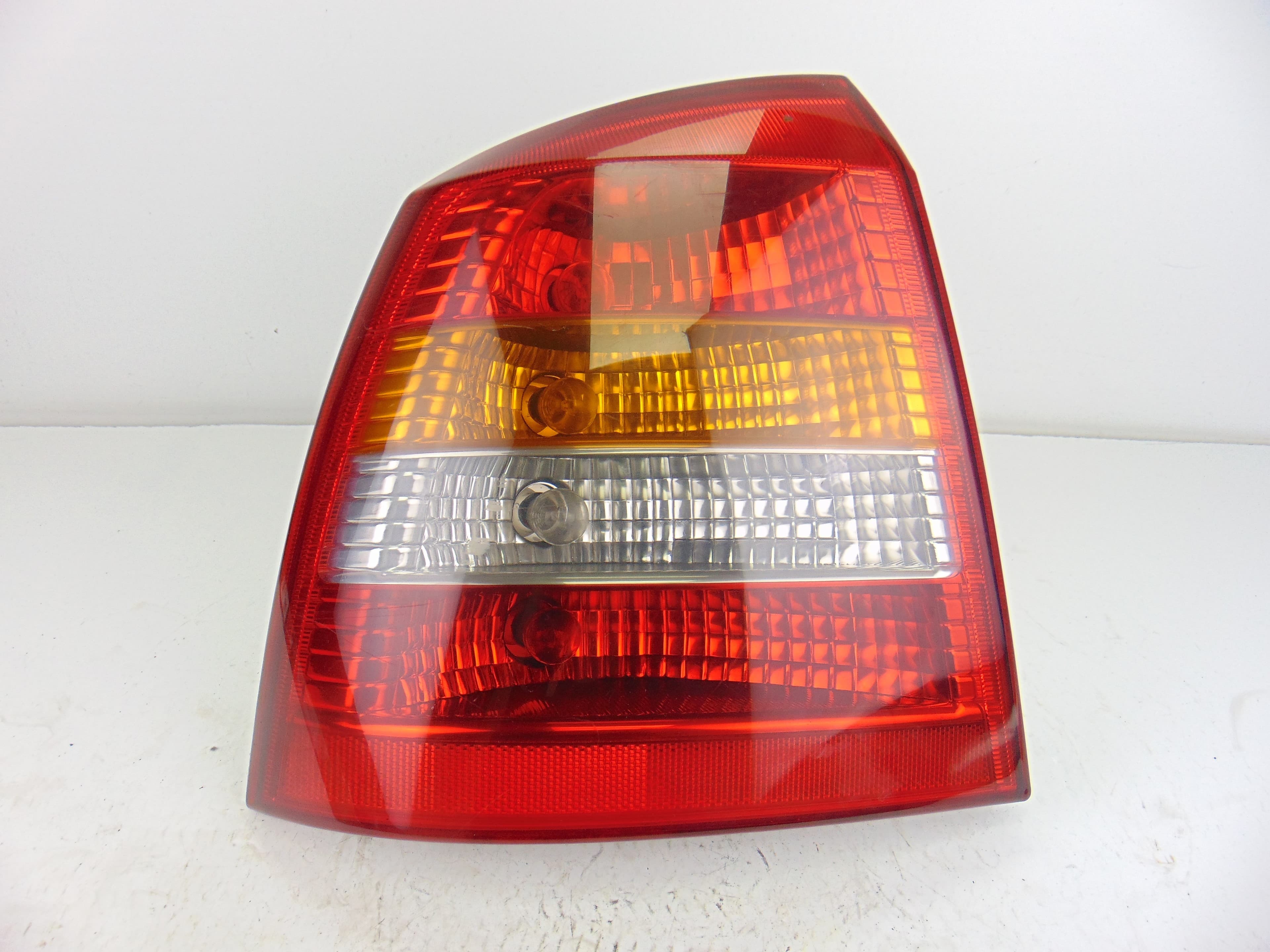 Piloto trasero izquierdo, Opel Astra G Berlina Club 2000 usado