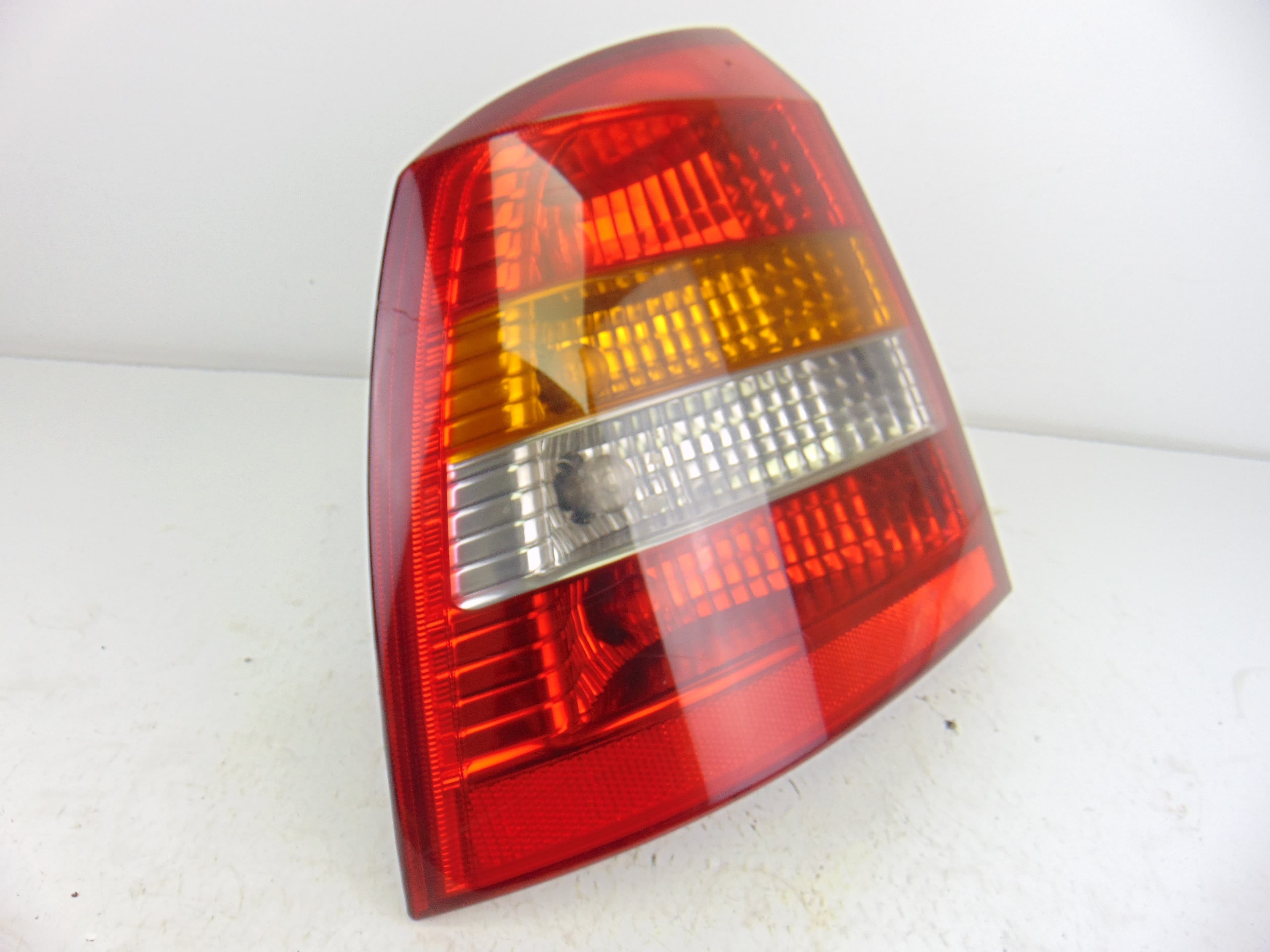 Piloto trasero izquierdo, Opel Astra G Berlina Club 2000 usado 2
