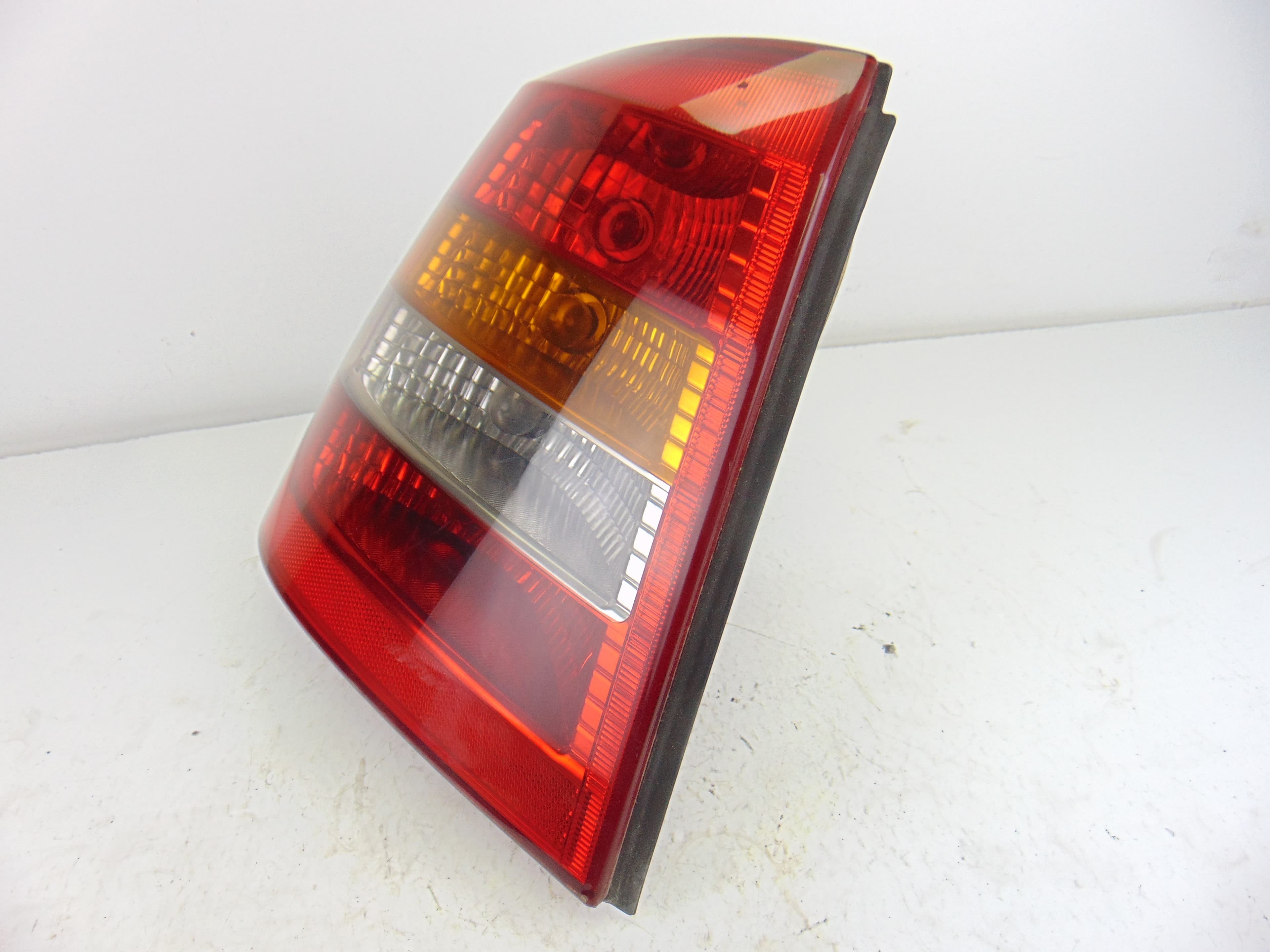 Piloto trasero izquierdo, Opel Astra G Berlina Club 2000 usado 4