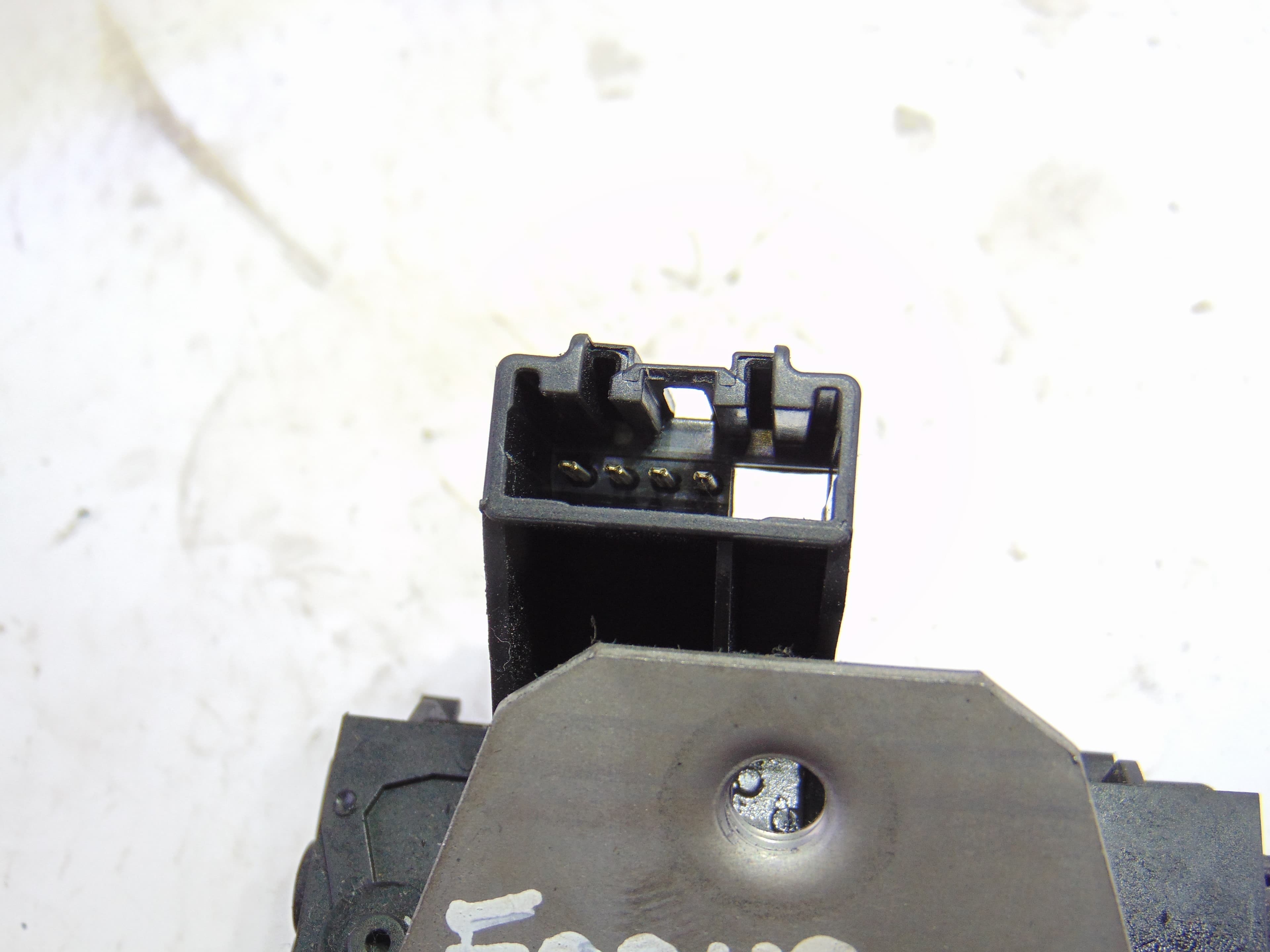 Cerradura maletero / porton, Ford Focus Berlina (CB8) Trend 2011 usado 2
