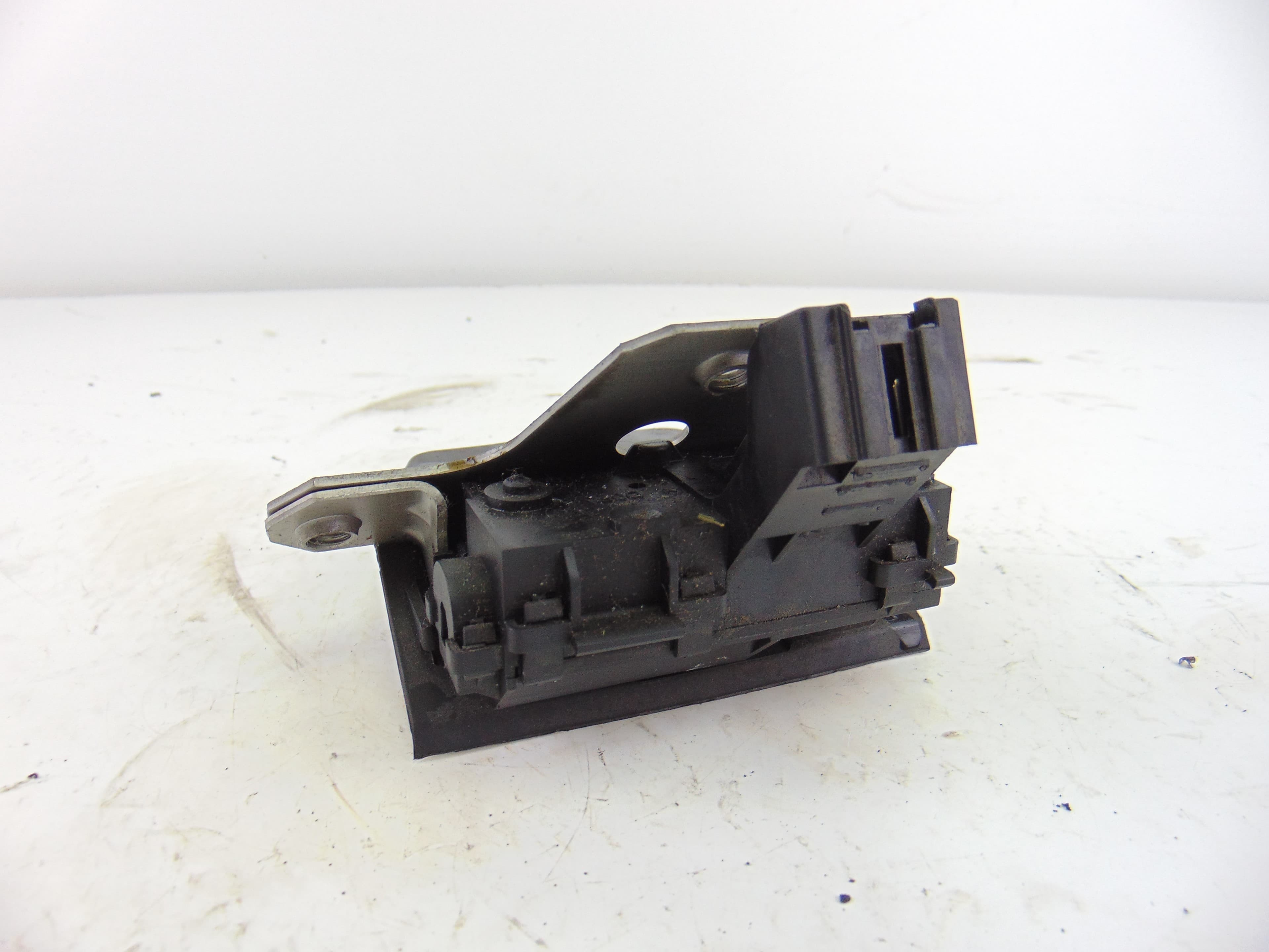 Cerradura maletero / porton, Ford Focus Berlina (CB8) Trend 2011 usado 3