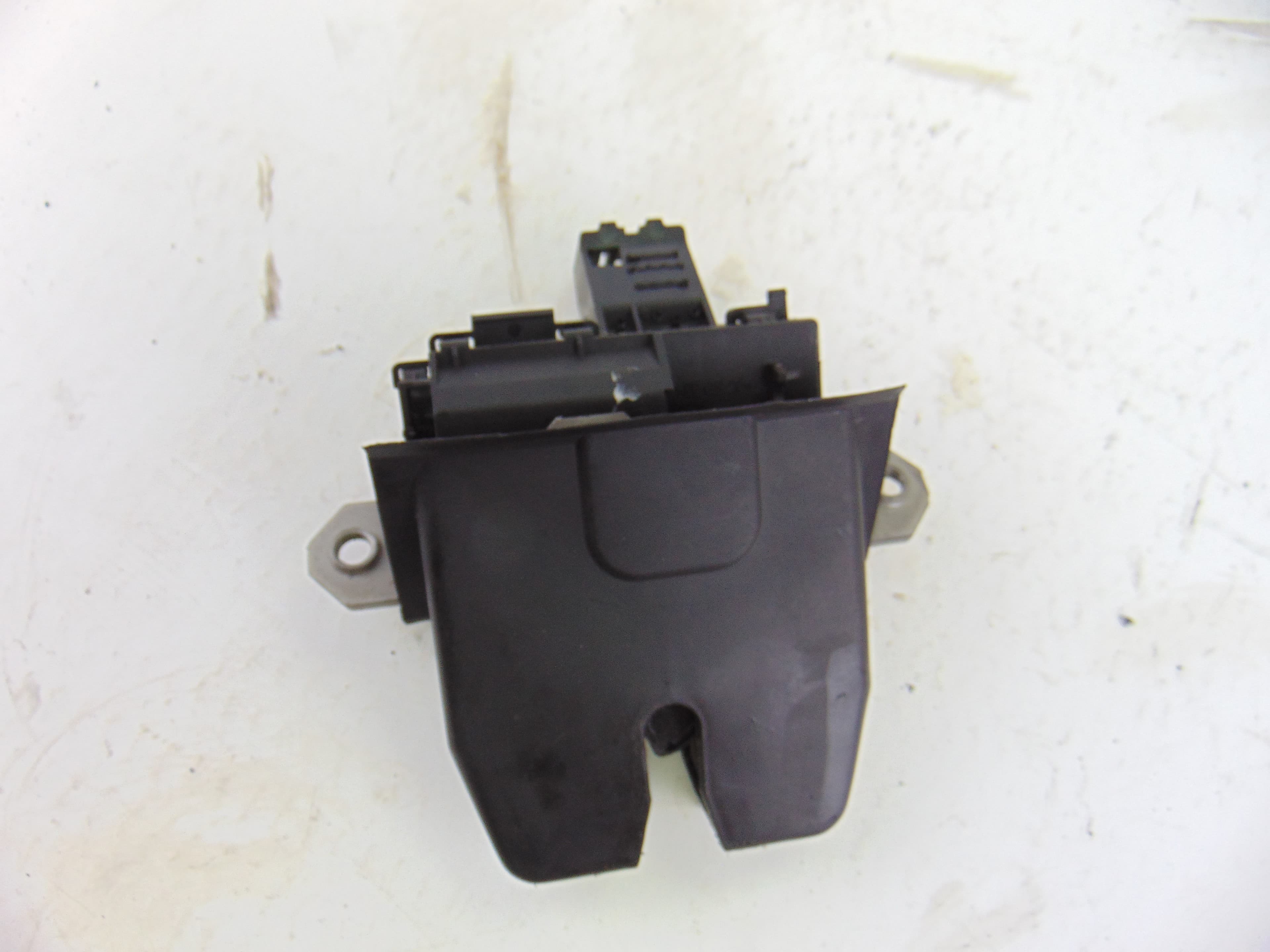 Cerradura maletero / porton, Ford Focus Berlina (CB8) Trend 2011 usado 4