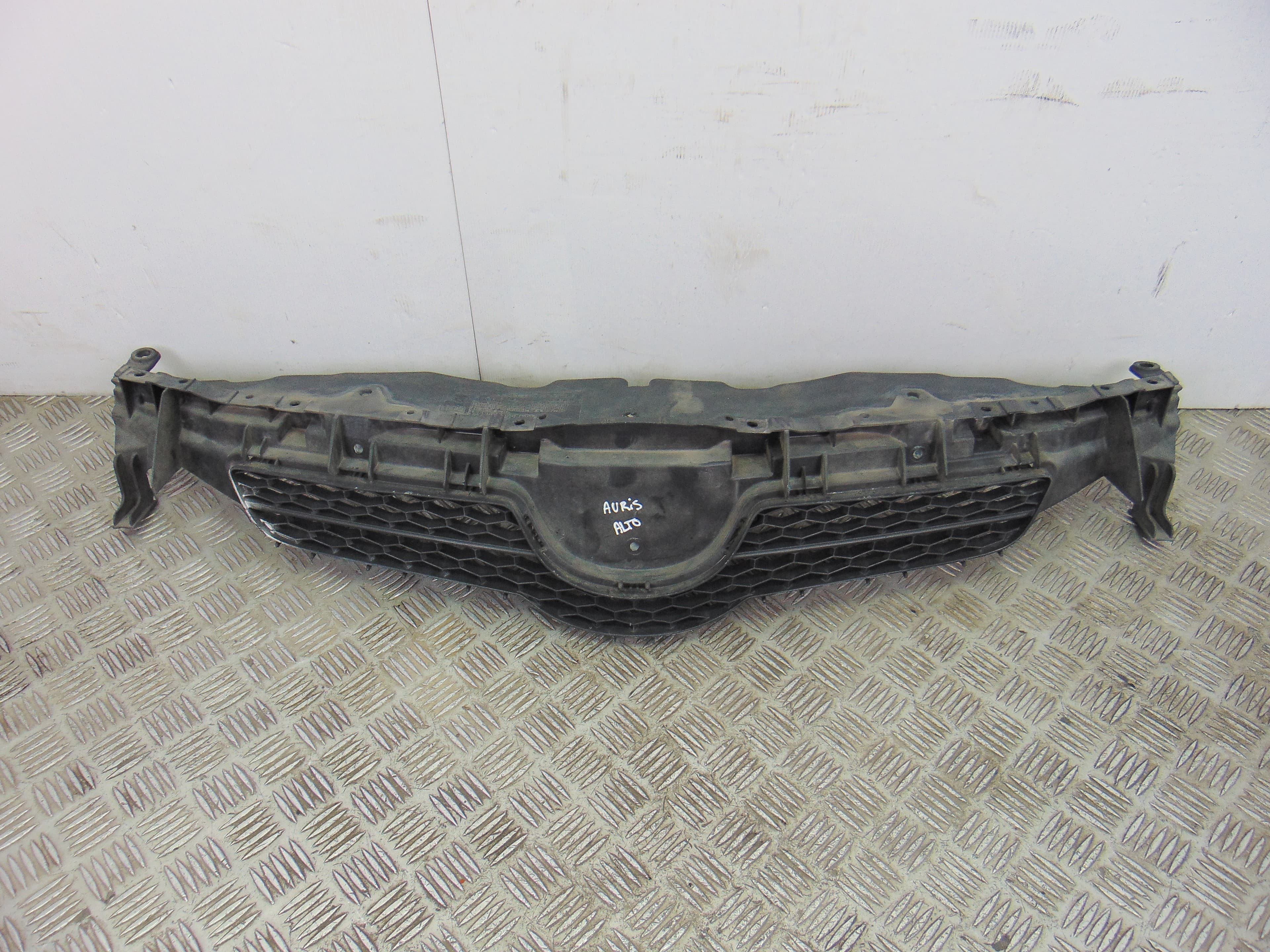 Rejilla delantera, Toyota Auris (E15) Luna 2008, 53111-02390 usado