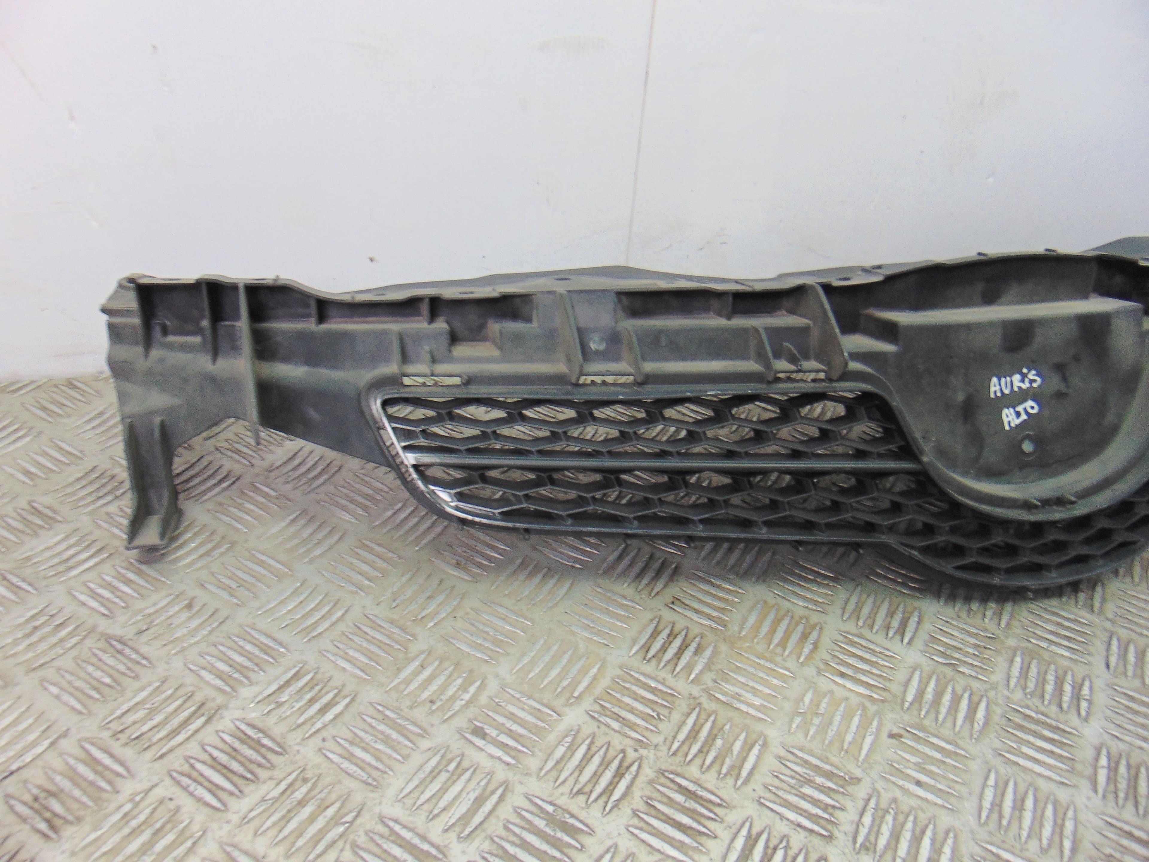 Rejilla delantera, Toyota Auris (E15) Luna 2008, 53111-02390 usado 2
