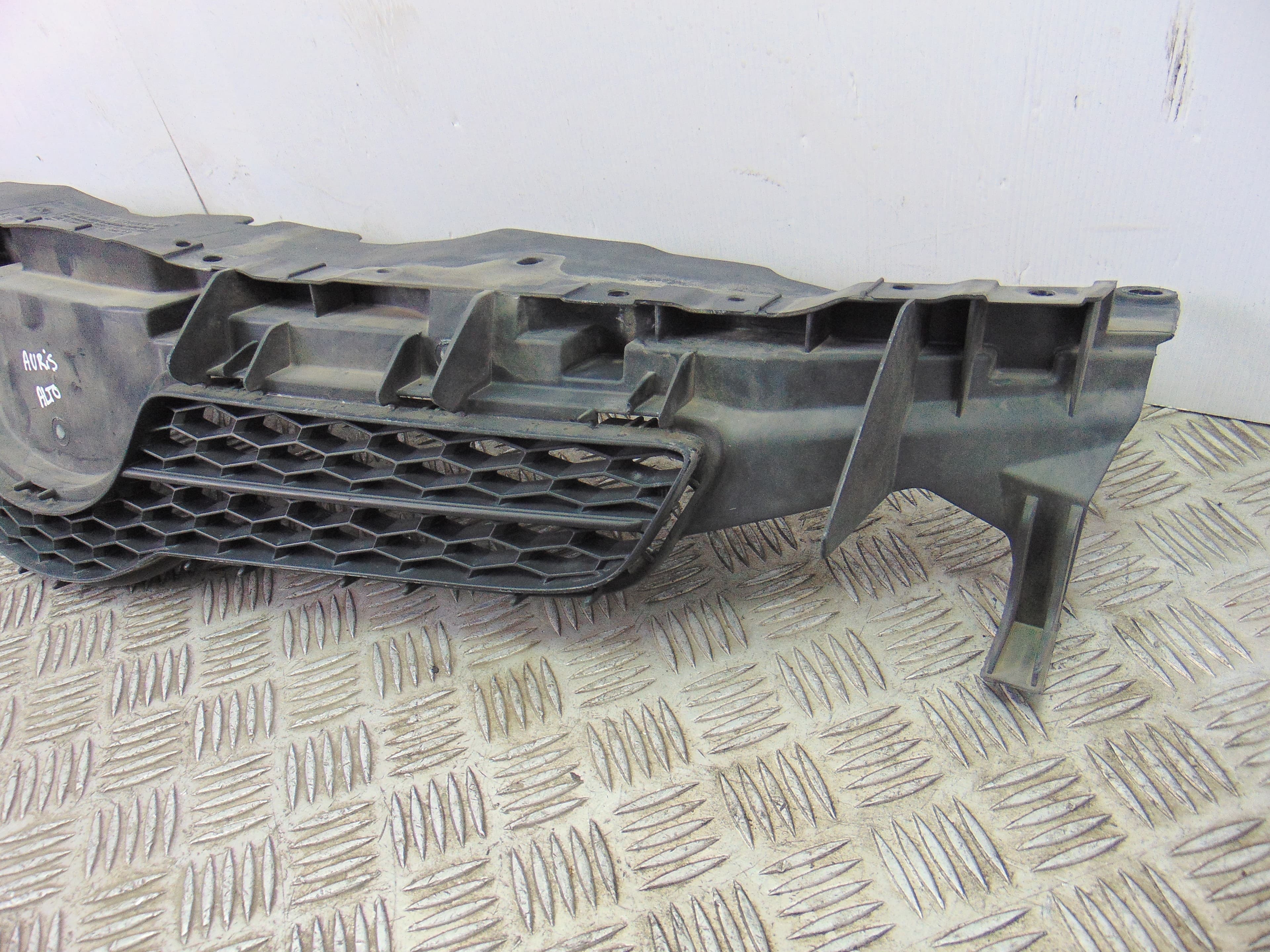 Rejilla delantera, Toyota Auris (E15) Luna 2008, 53111-02390 usado 3