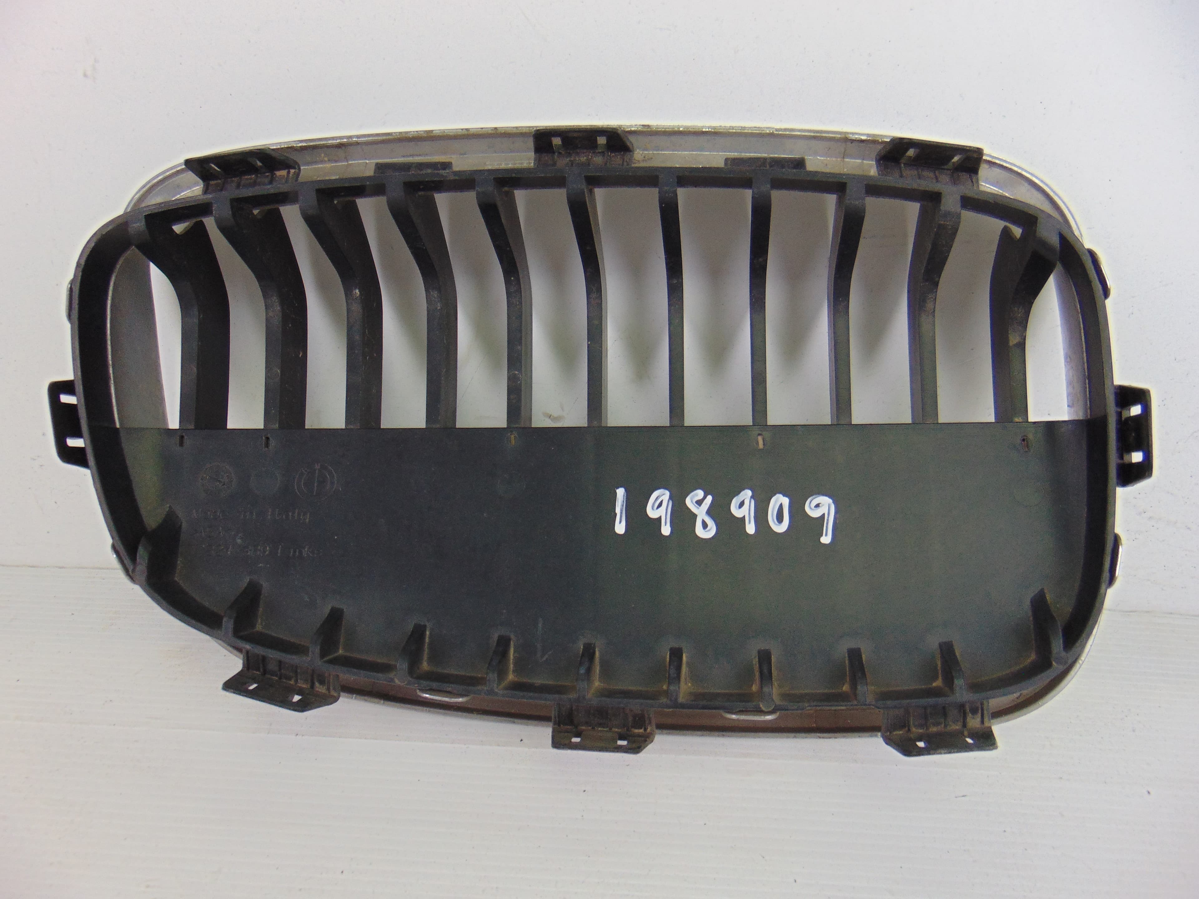 Rejilla paragolpes izquierda, 7324389 usado 2
