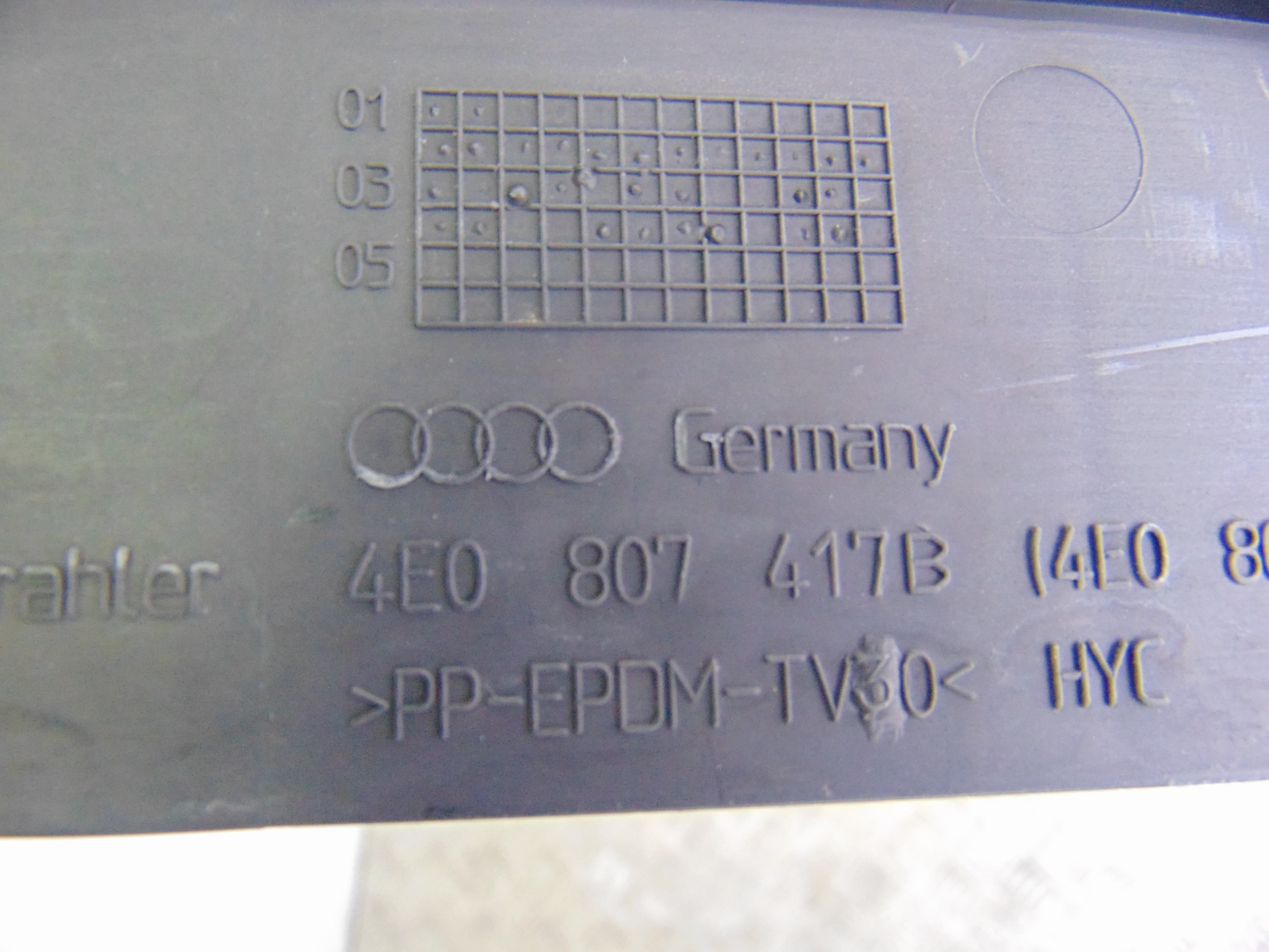 Molduras traseras, Audi A8 (4E) 3.0 TDI Quattro 2005, 4E0807417B usado 2