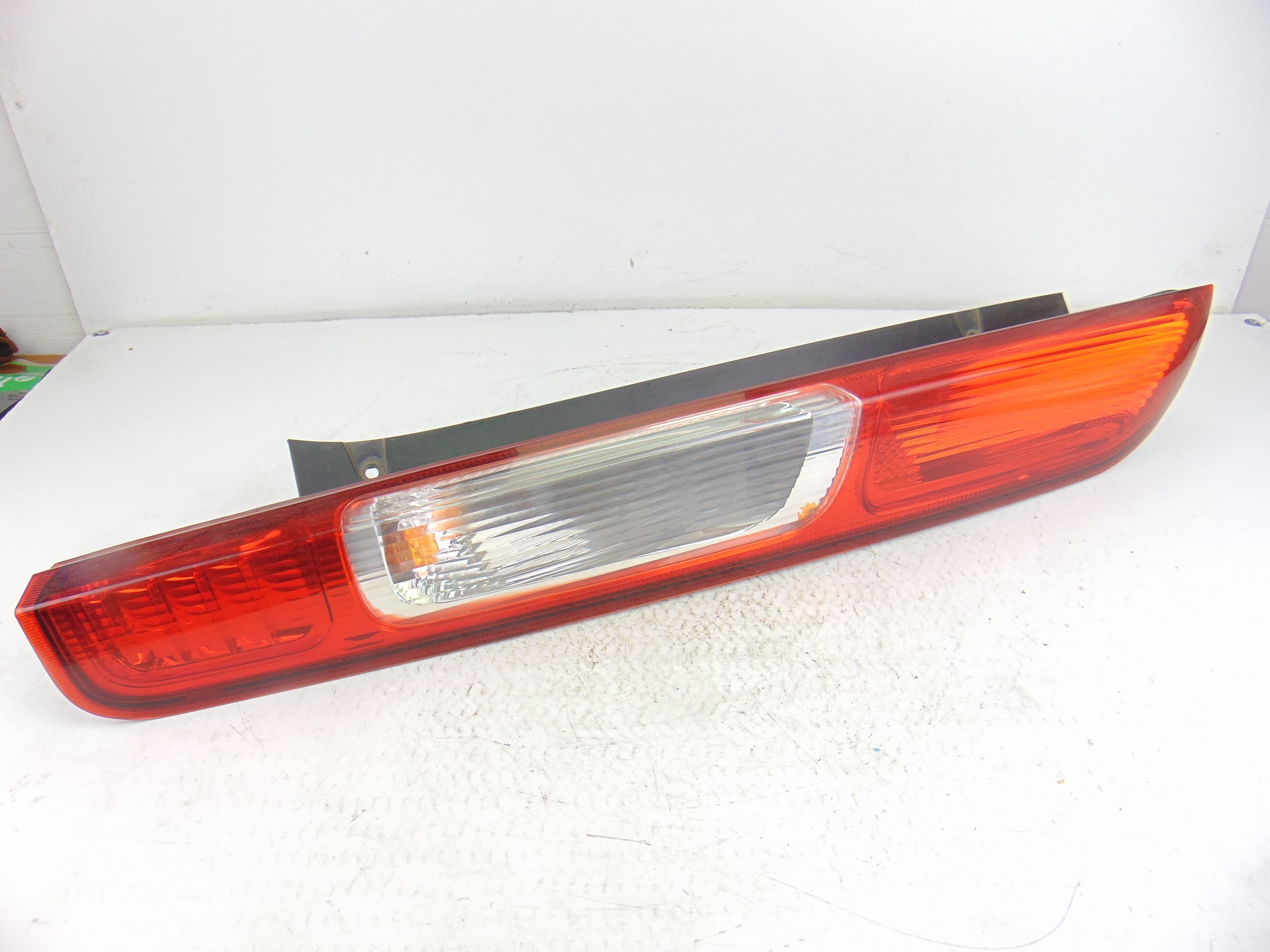 Piloto trasero izquierdo, Ford Focus Berlina (Cap) Ghia 2006 usado