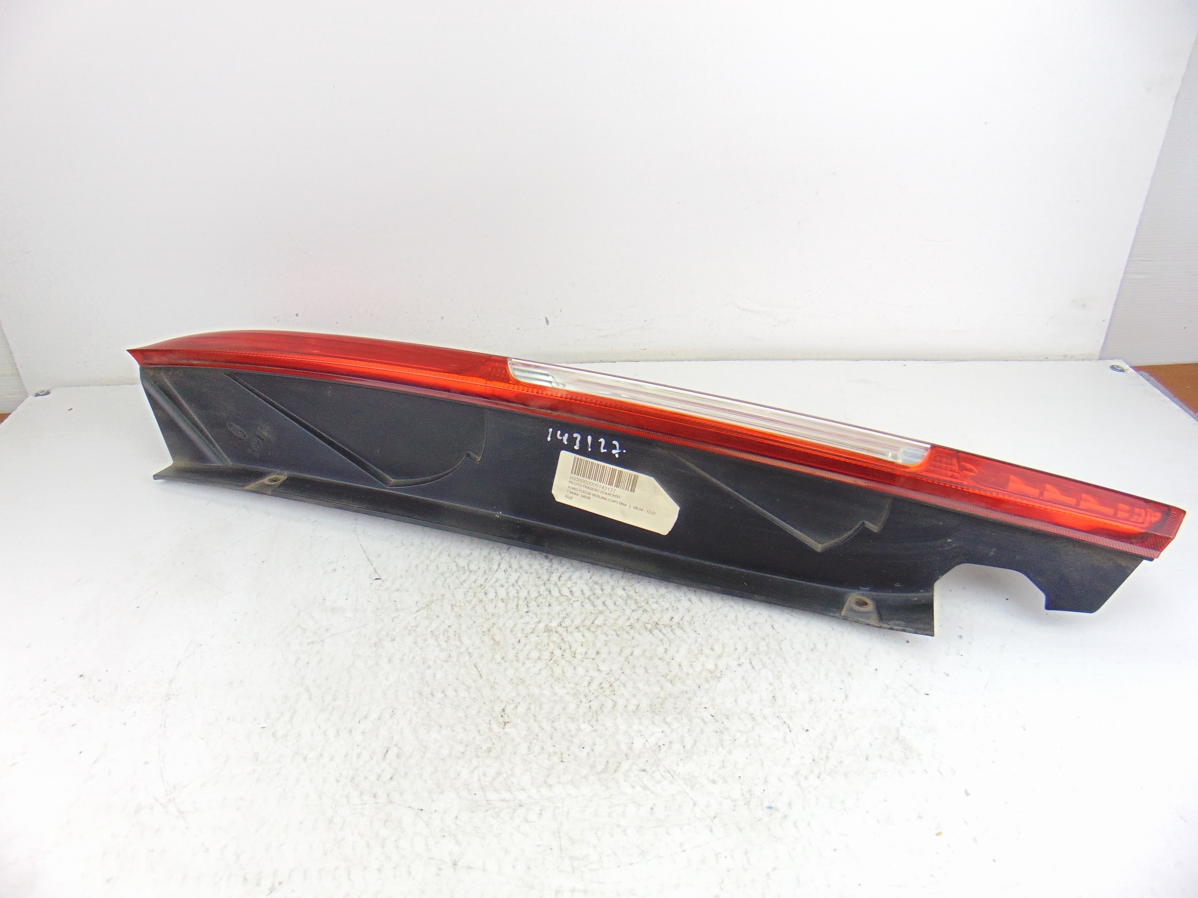 Piloto trasero izquierdo, Ford Focus Berlina (Cap) Ghia 2006 usado 2