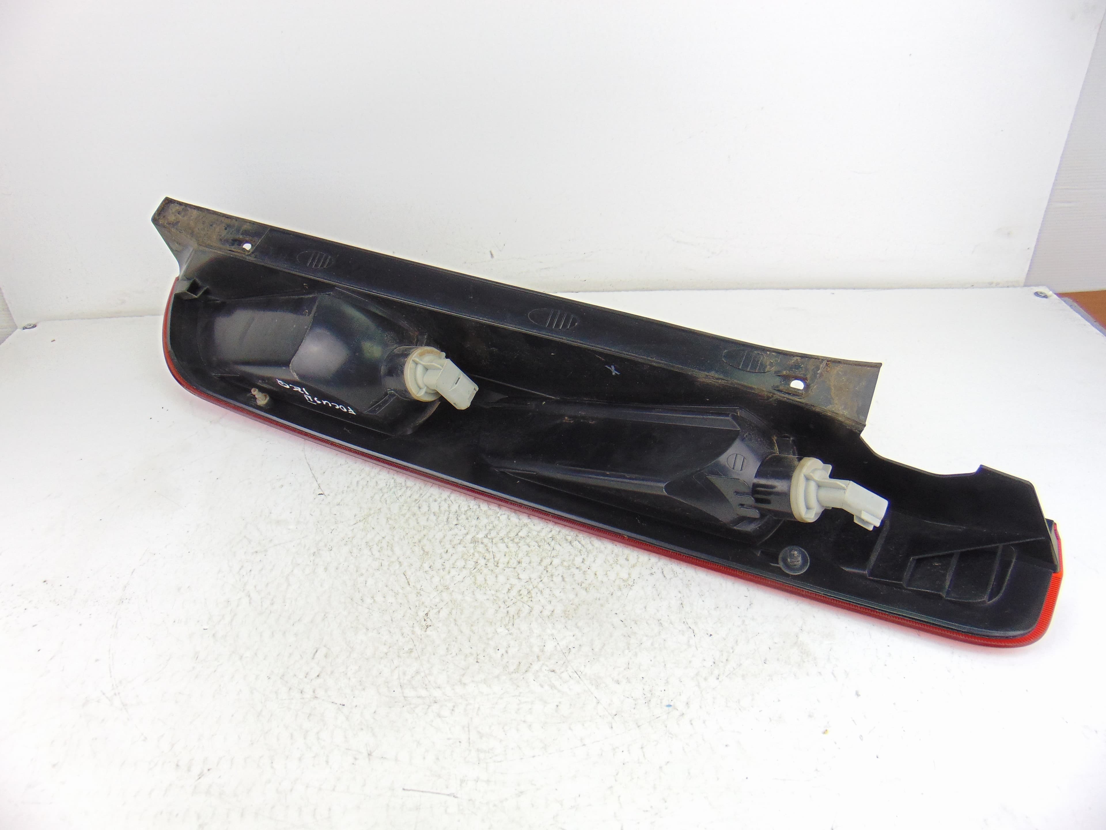 Piloto trasero izquierdo, Ford Focus Berlina (Cap) Ghia 2006 usado 3