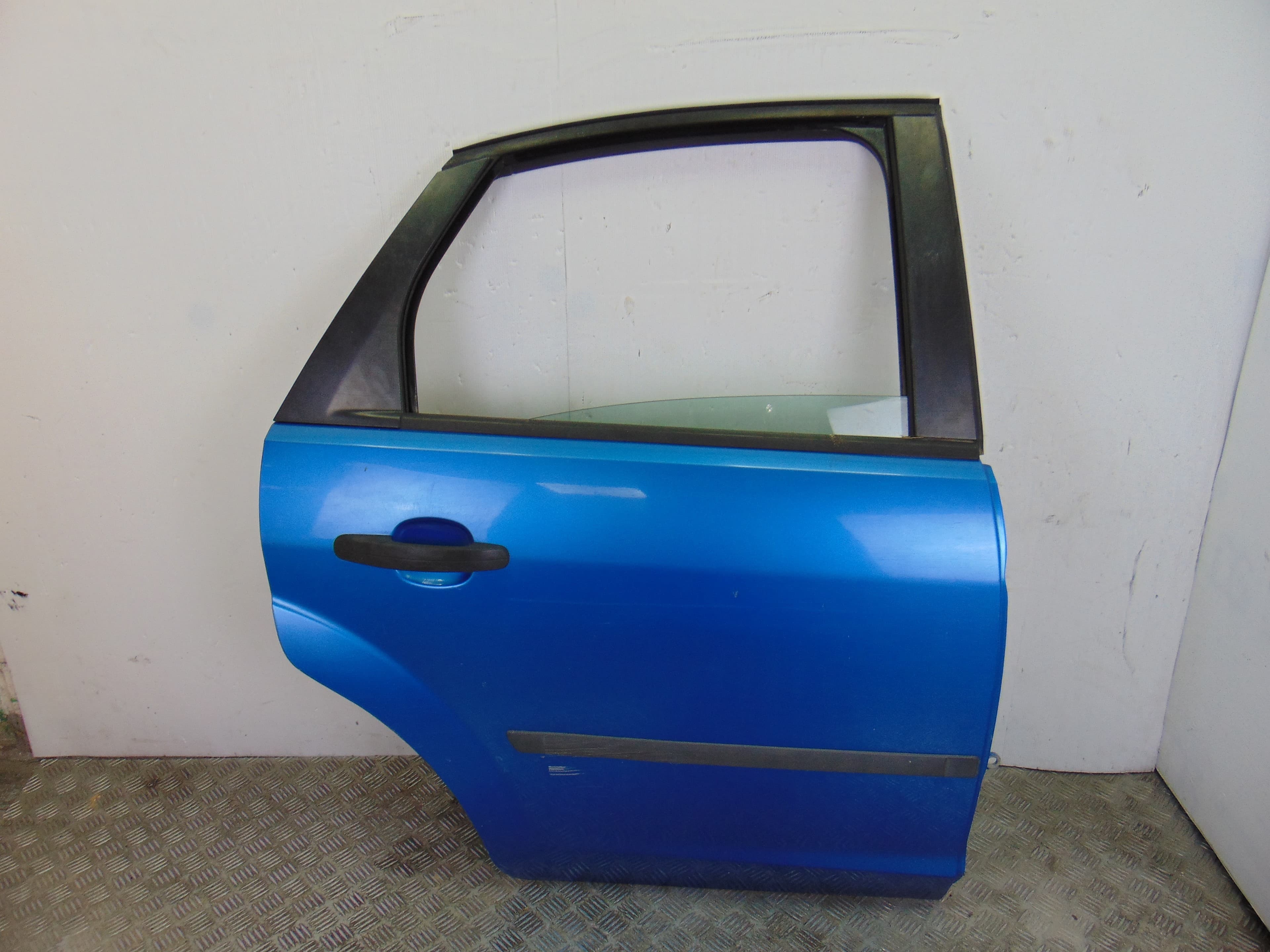 Puerta trasera derecha, Ford Focus Berlina (Cap) Trend 2005 usado