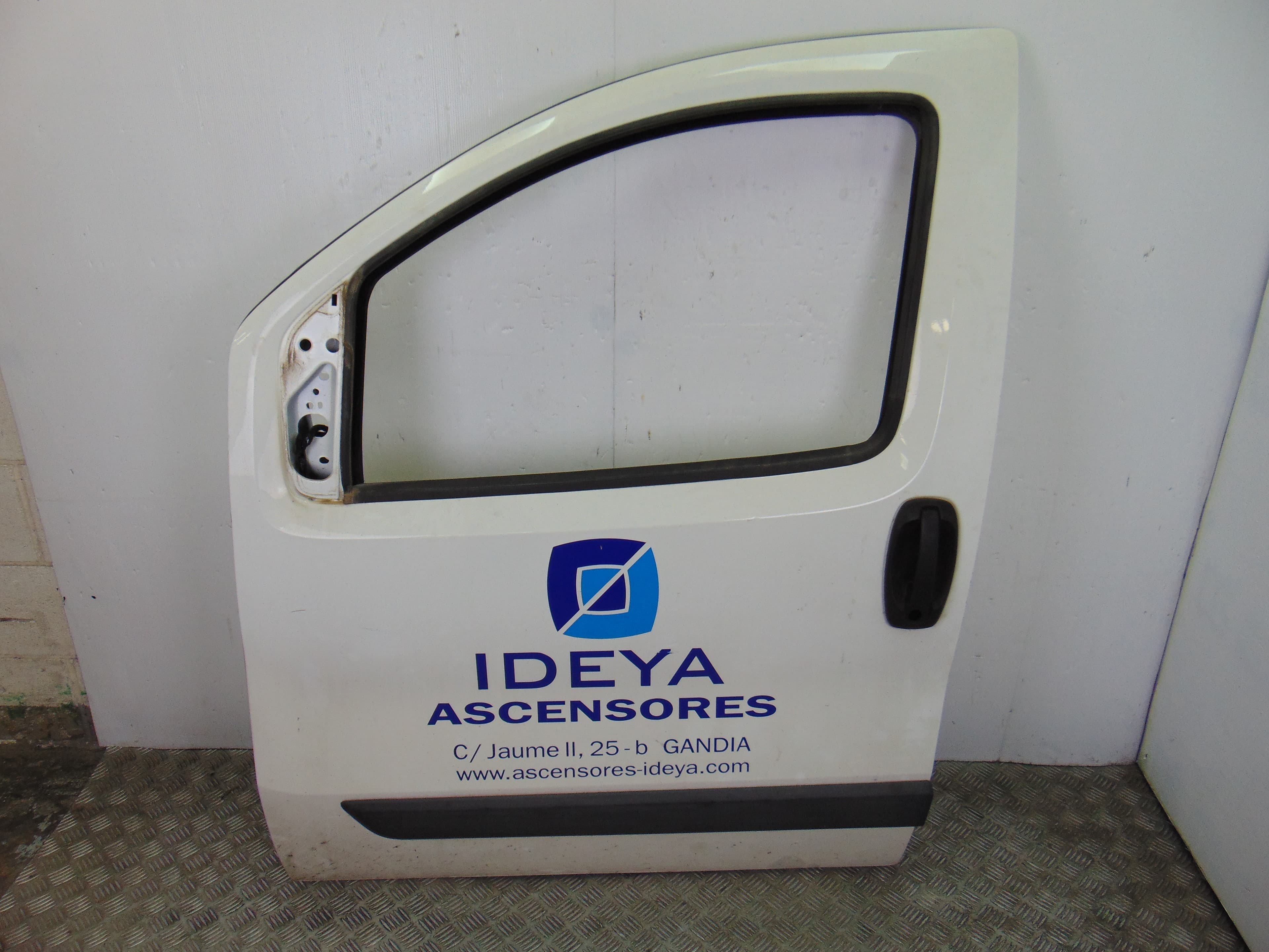 Puerta delantera izquierda, Citroen Nemo Attraction 2015 usado