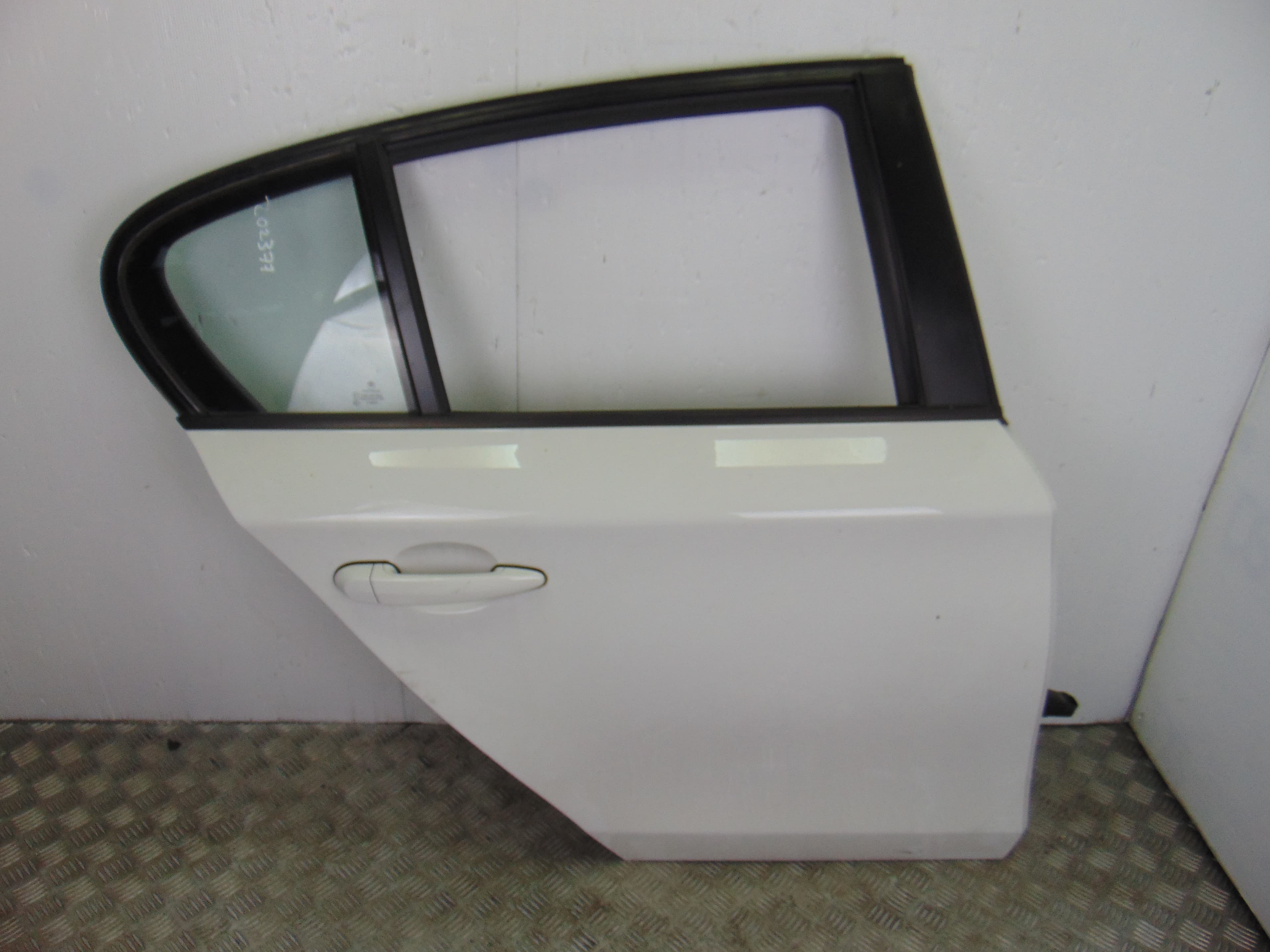 Puerta trasera derecha, BMW Serie 1 Berlina (E81/E87) 118d 2007 usado