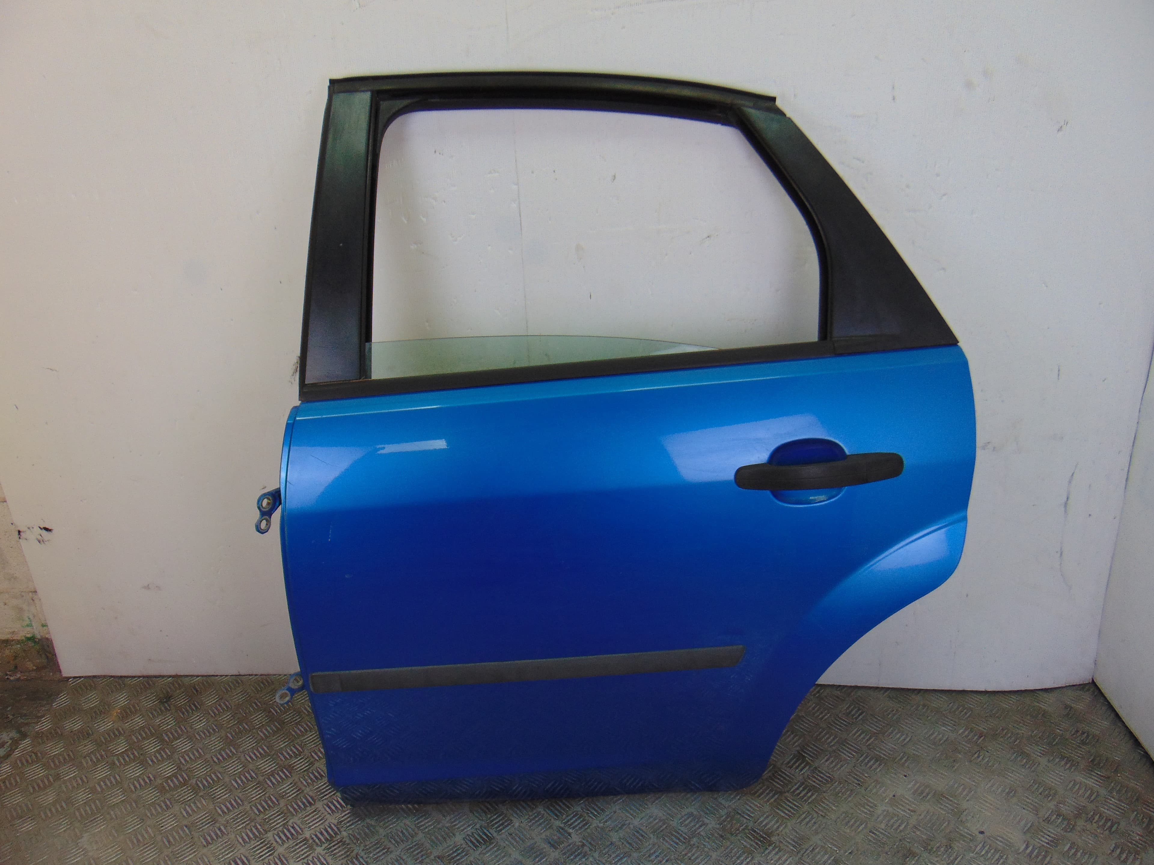 Puerta trasera izquierda, Ford Focus Berlina (Cap) Trend 2005 usado