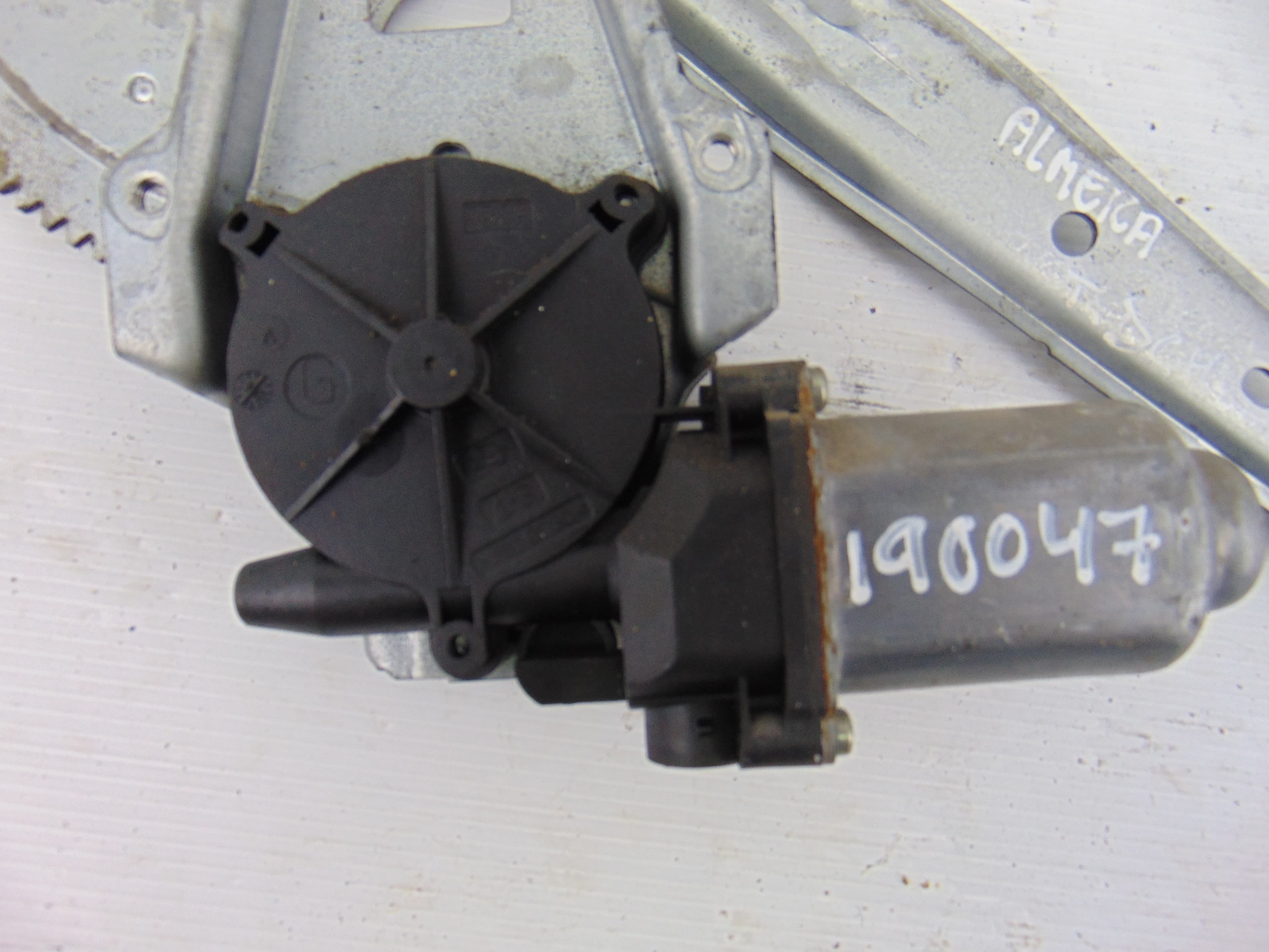 Elevalunas trasero derecho, Nissan Almera (N16/E) Acenta 2004 usado 2