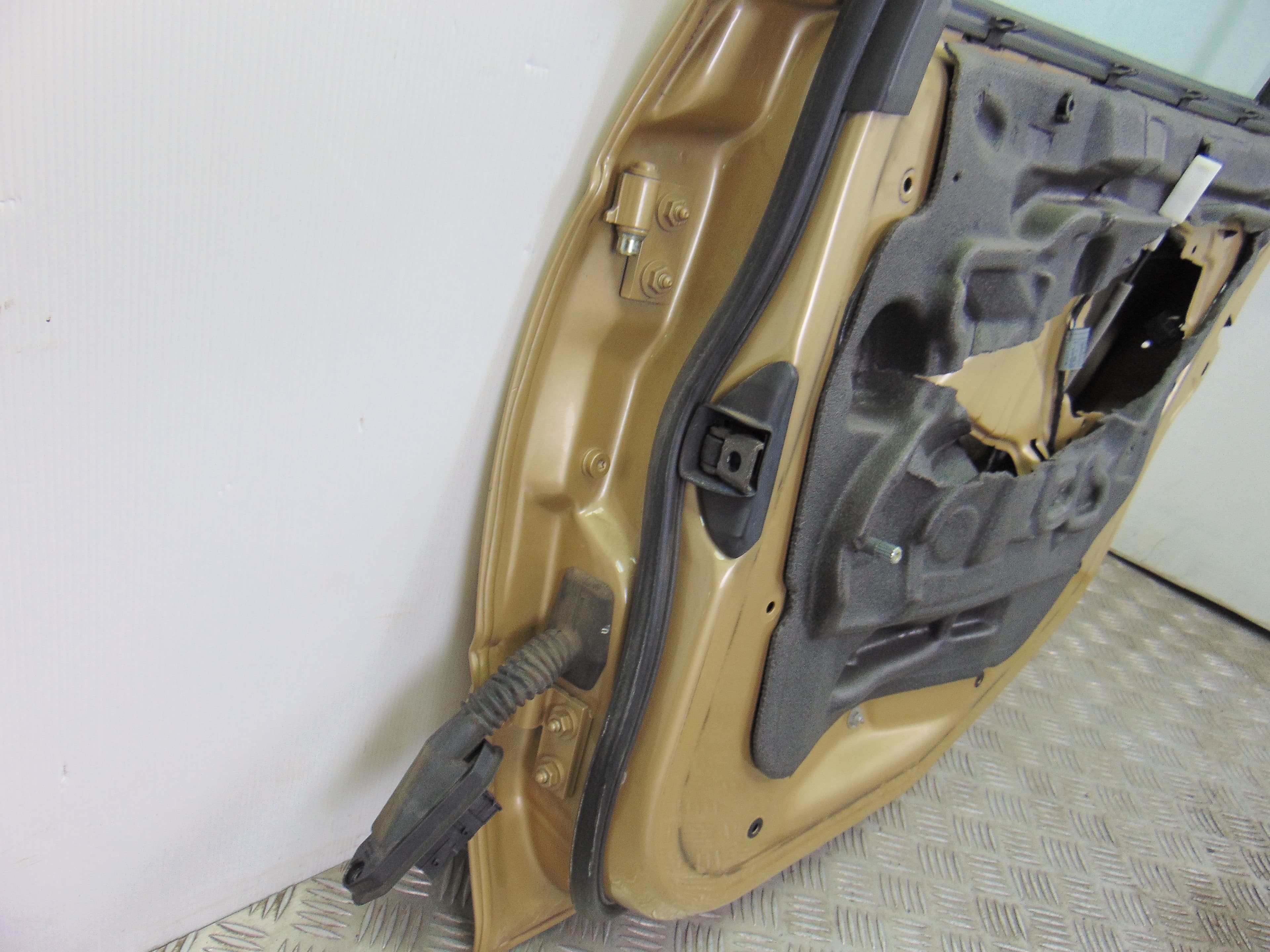 Puerta trasera derecha, BMW Serie 3 Berlina (E46) 320d 2001, Oro usado 2