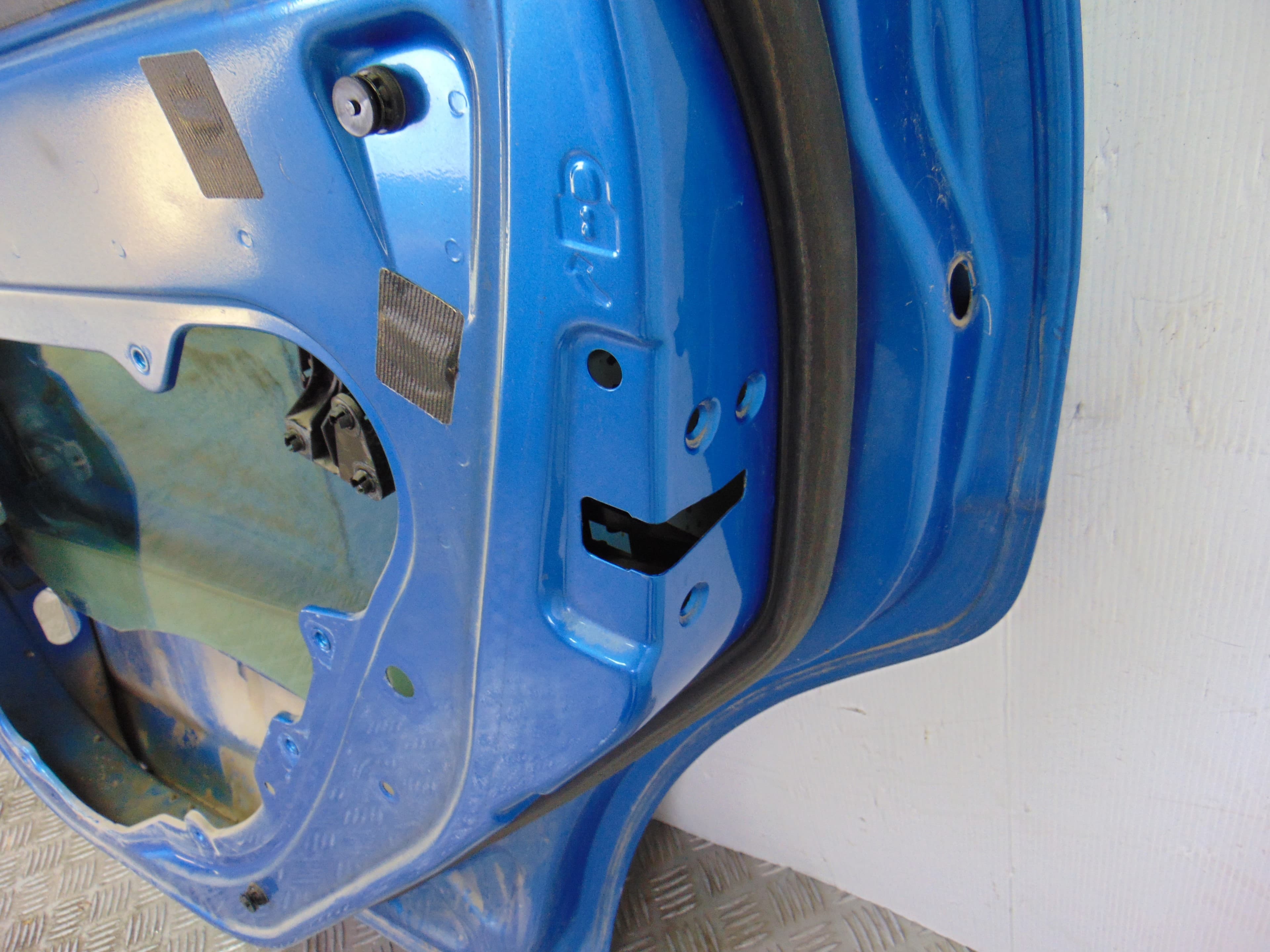 Puerta trasera derecha, Ford Focus Berlina (Cap) Trend 2005 usado 2