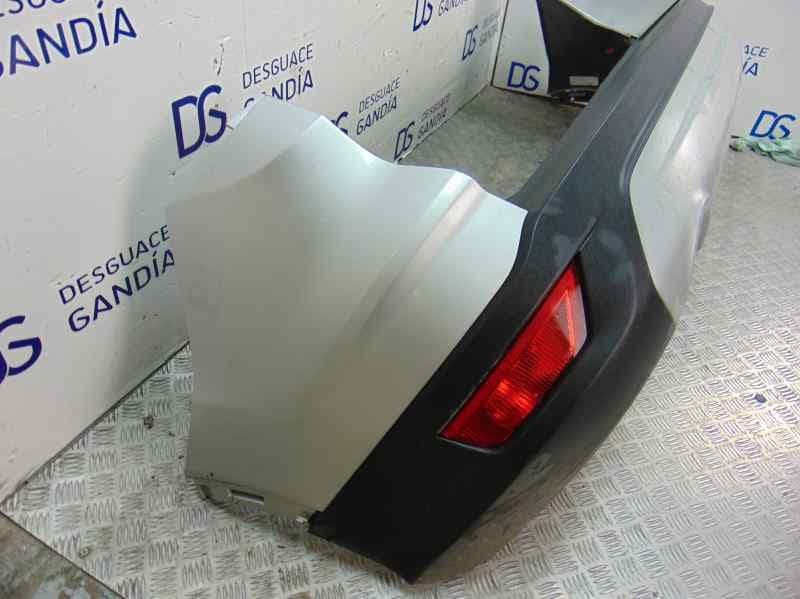 Paragolpes trasero usado 2