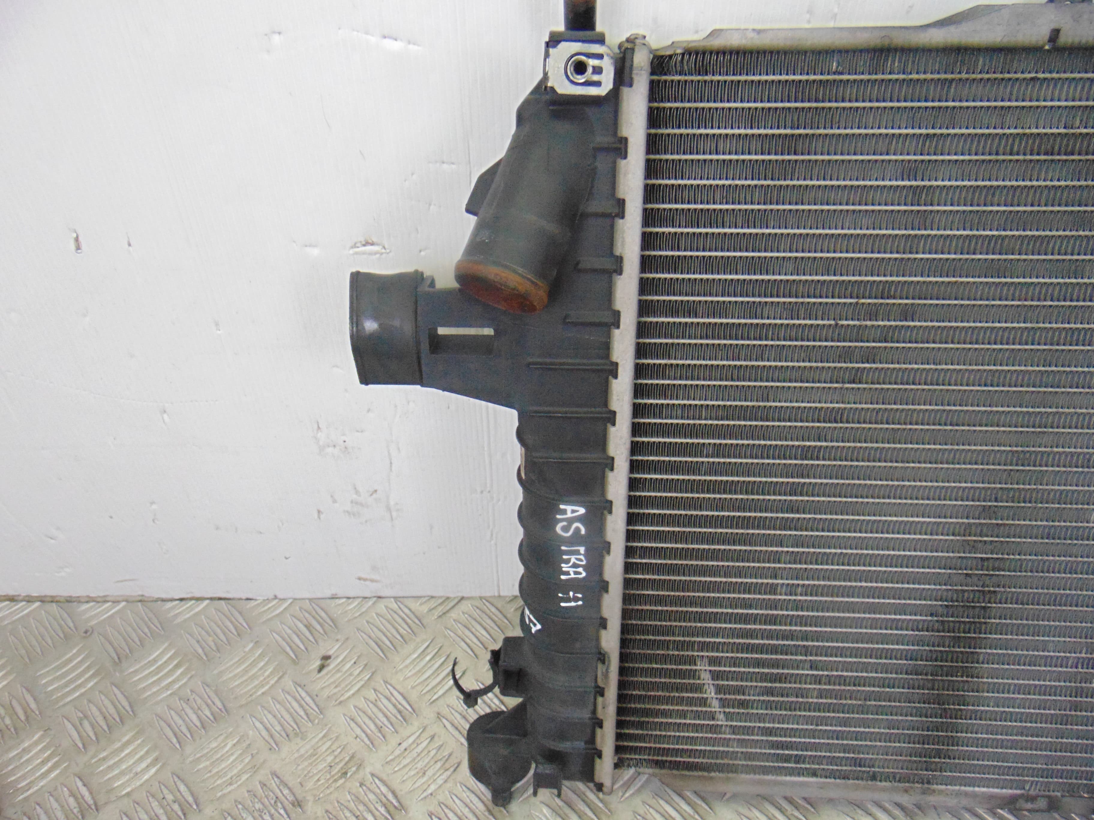 Radiador agua, Opel Astra H Berlina Cosmo 2004, 13128925 usado 3