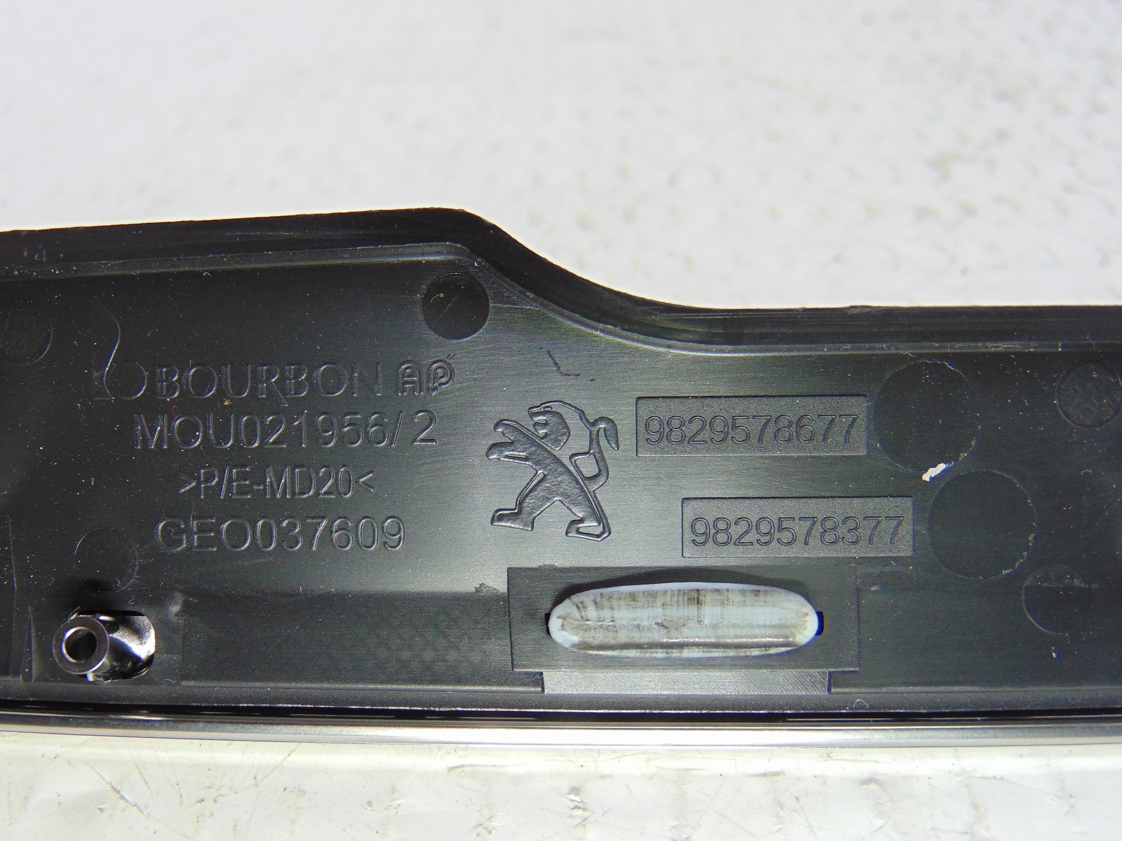 Molduras delanteras, Peugeot 5008 Active 2017, 9829578677 nuevo 3