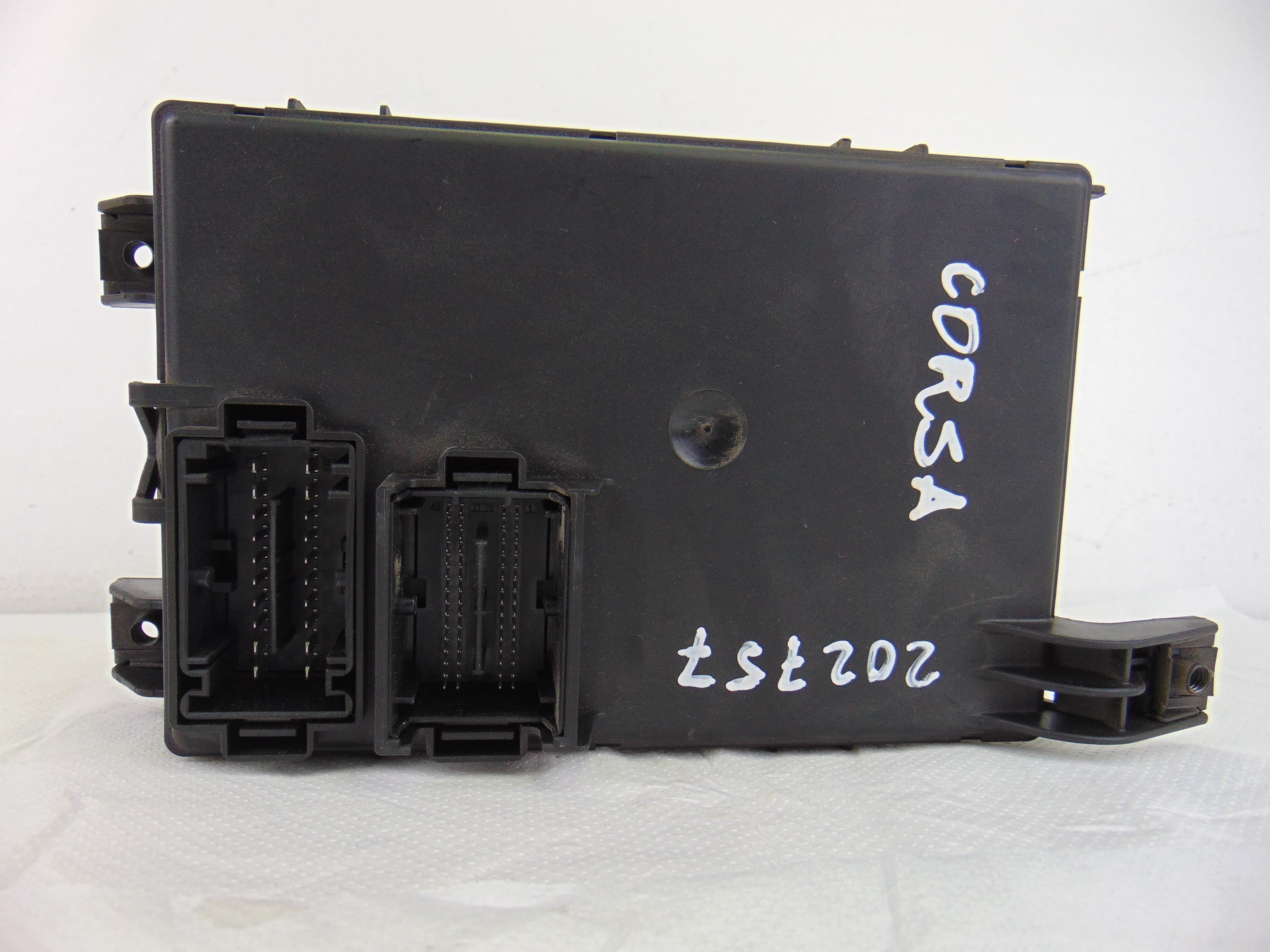 Caja reles / fusibles, Opel Corsa D Cosmo 2009, 13301562 usado 3